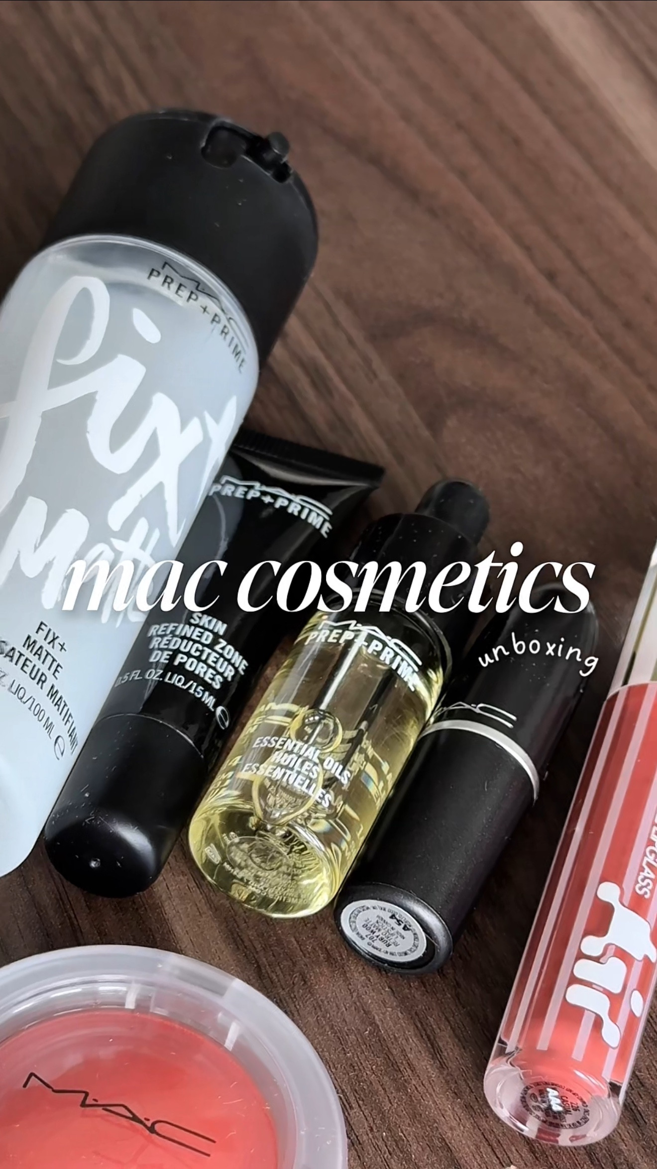 Unboxing da Mac Cosmetics. Estavam na minha lista fazia algum tempo.  Qual seu item favorito? Comenta aqui em baixo se vocês querem review de algum deles 🎀🪞💖✨

〰️
.
.

#maccosmetics #unboxingmakeup #maquiagem #makeuplover #beautyhacks #GlowUp #fixplus #macprepandprime #LipstickLove #makeuphaul #trendalert #makeupreview #dicasdebeleza #sephora #ultabeauty