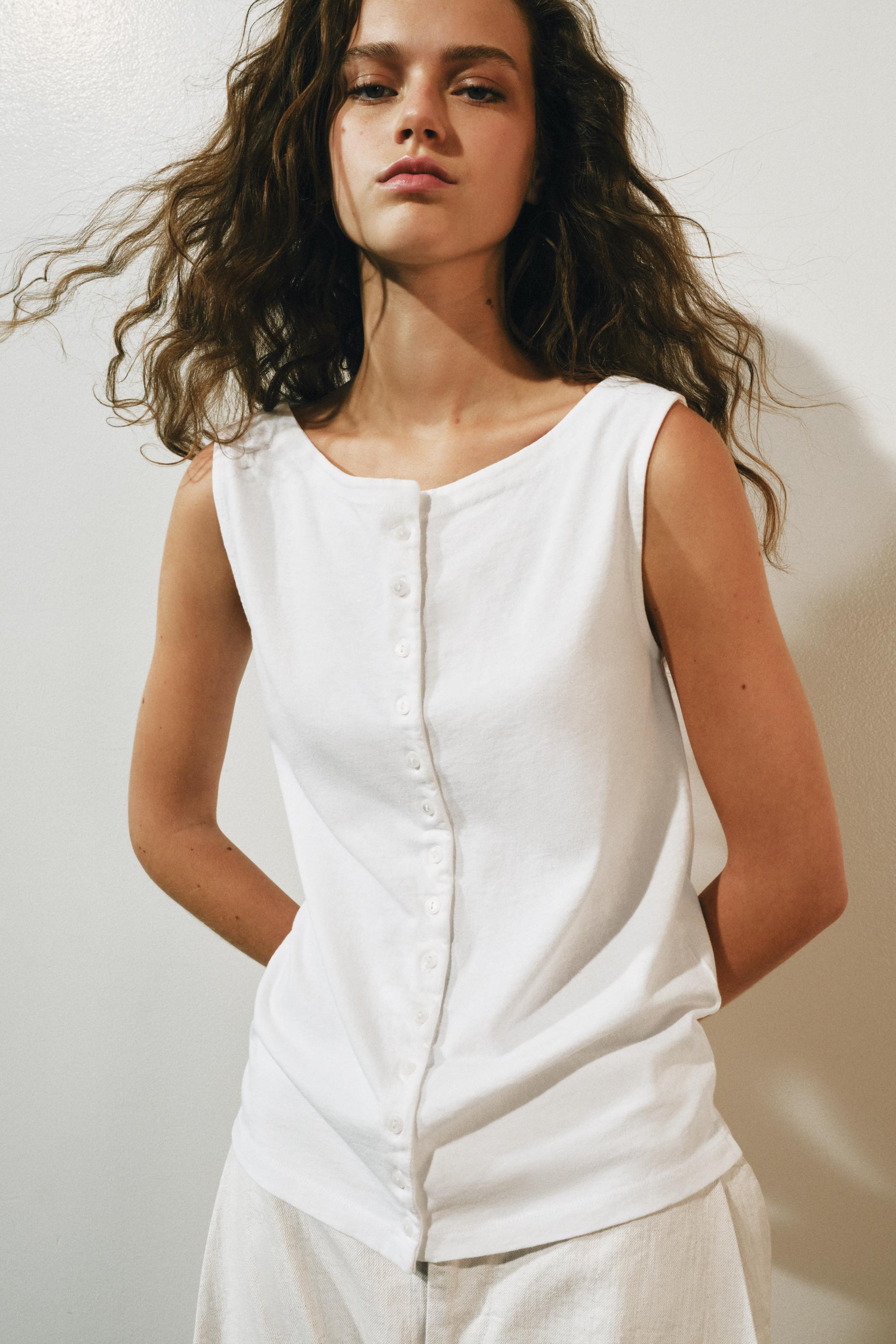 BUTTONED SLEEVELESS TOP | Zara US