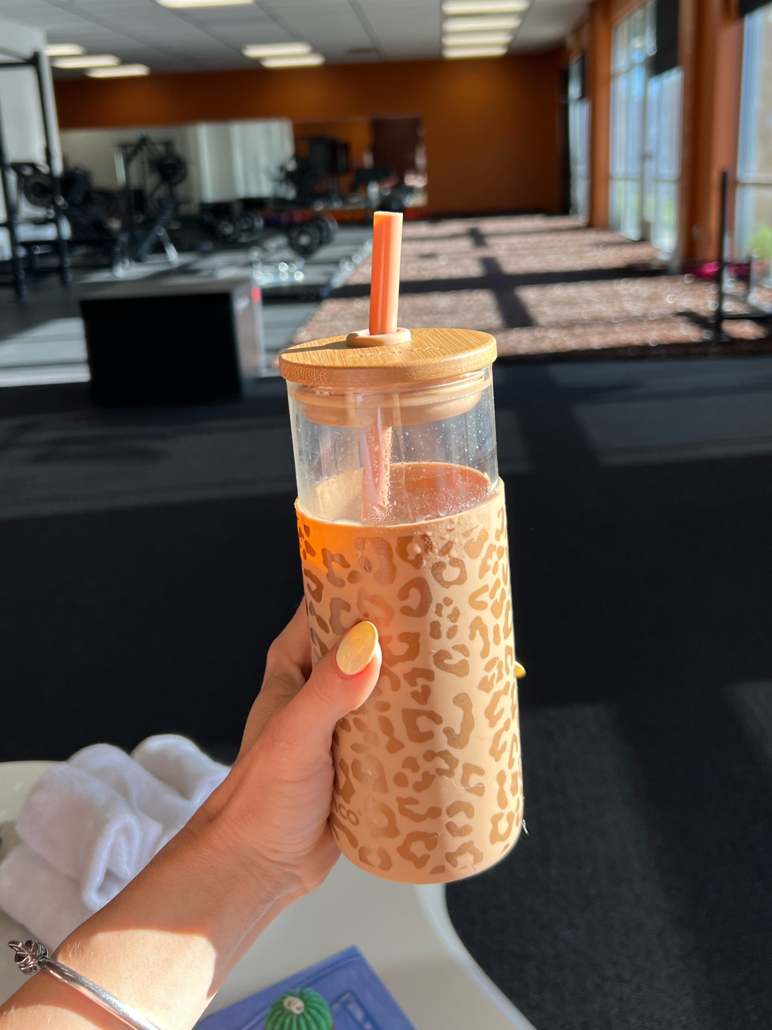 Calling all iced coffee lovers who love leopard, stay classy and glassy! 