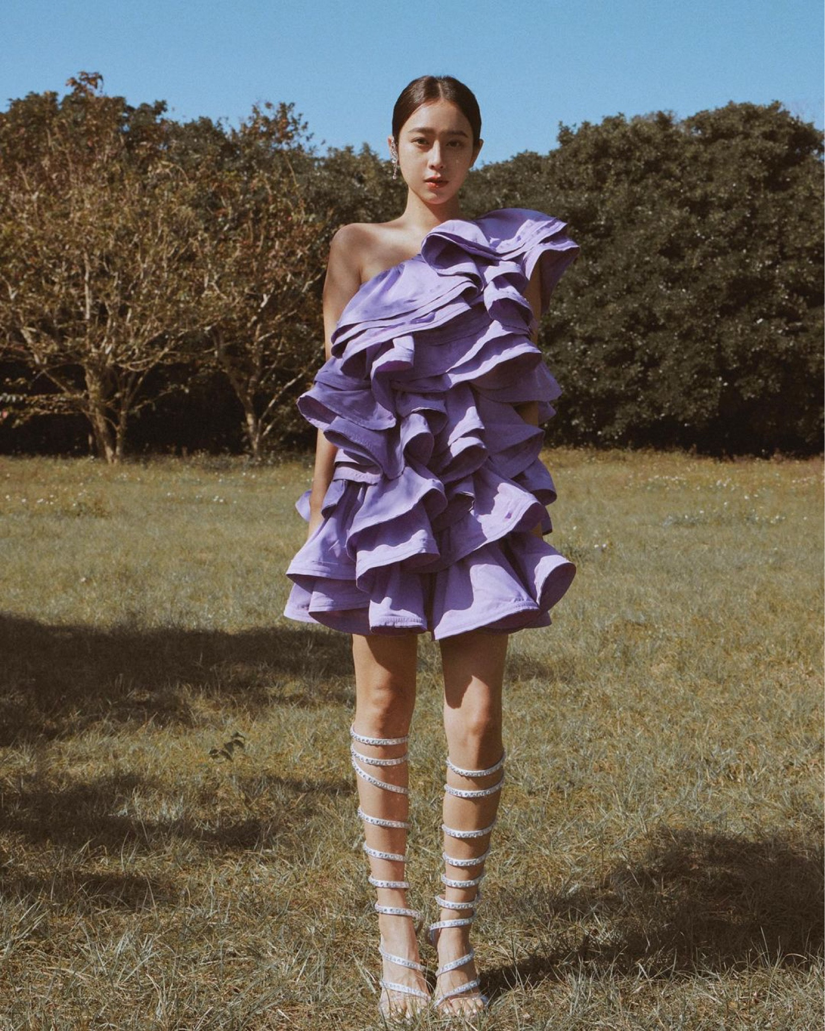 位有猜到嗎😆
結果我選中的是這套！！！！
這組照片如何？
我們還特別跑去台中都會公園拍😉

這次穿上 H&M 2022年秋冬創新系列
《元宇宙設計故事》，
是由高級時裝工藝結合虛擬衣櫥，
拍攝這天，
彷彿遇見平行時空的另一個自己☺️
充滿虛擬魅力與現實世界的結合的衝突前衛感！
每件單品都充滿對未來主義設計的元素感，個性鮮明 時髦的不得了～

更重要的是
貫徹 H&M 大家都知道的循環設計
多件單品都是由100%舊衣、
紡織廢料為原料再生製成，
追求美的同時，也達到可持續時尚，
不造成環境負擔，
是我最欣賞的設計理念！！

斜肩與豐盈立體的荷葉邊鑲邊洋裝，
搭配低飽和度的紫色，
在草地裡有如清新的盛開花朵☺️
這條派對連身裙所用的外層面料是由廢棄衣物中提
取的再生聚酯重製而成，
善用回收及創新技術，
使遭廢置的紡織品重獲新生。

鑲滿閃石、
有著透明鞋跟的纏繞式銀色高跟鞋，
以再生聚酯及再生亞克力珠製成。
好喜歡時尚與環保結合的設計🫶🏻

現在H&M《元宇宙設計故事》
已上市，
年末Party滿檔，
穿上這系列肯定最時髦的就是你😆
話說這系列在全台H&M線上商店限量販售，快去看！！！

#HMxMe #HMTaiwan
#HMInnovation
@hm
#LTKtaiwan #LTKasia

#LTKstyletip #LTKshoecrush