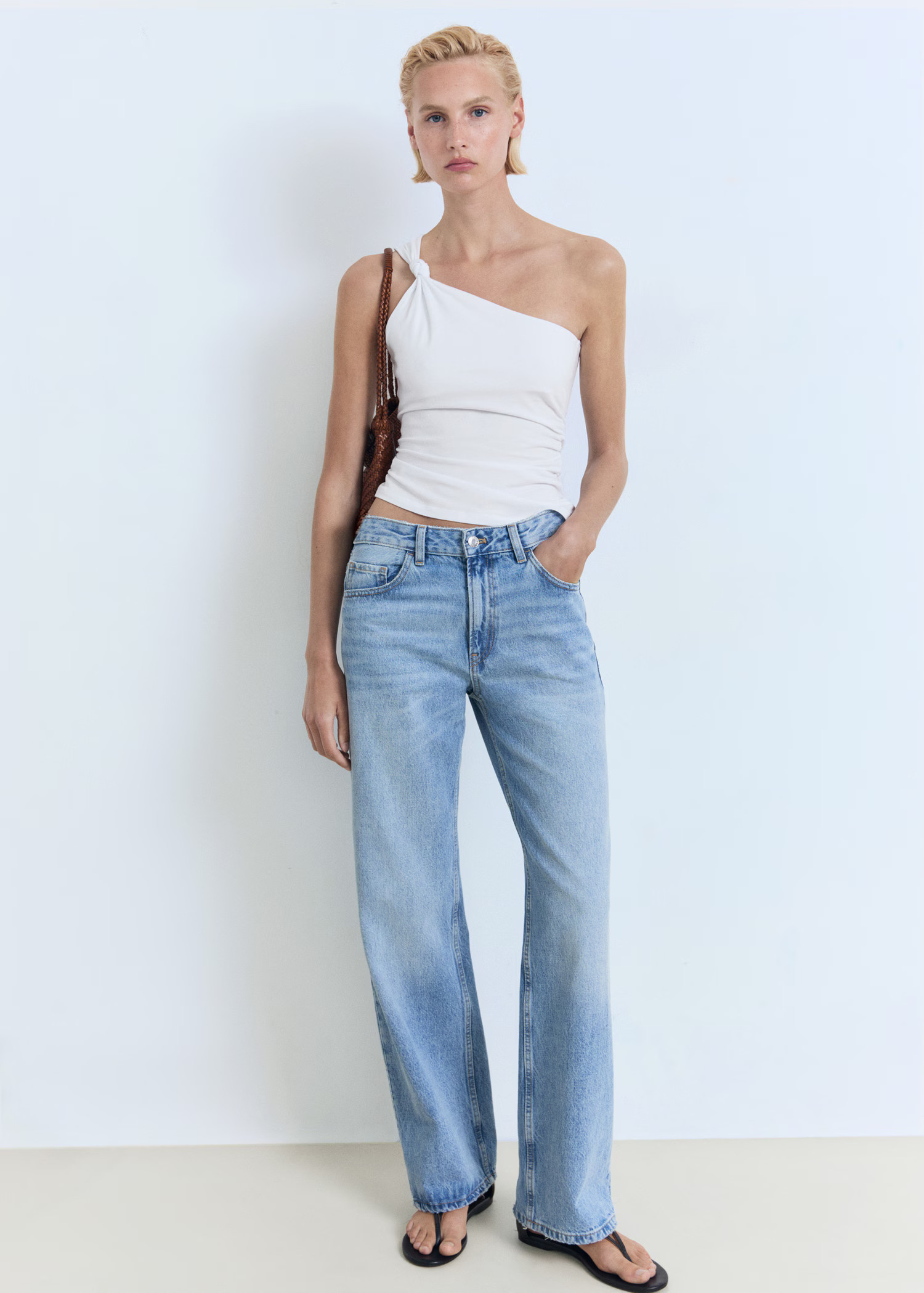 Top asimmetrico dettaglio nodo - Donna | MANGO Italia | Mango EU