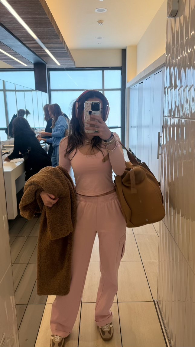 TRAVEL OOTD ✈️ set is fabletics! 
<http://Fabletics.com/KansasKhloe>
Exact coat is sold out but linked similar! 
