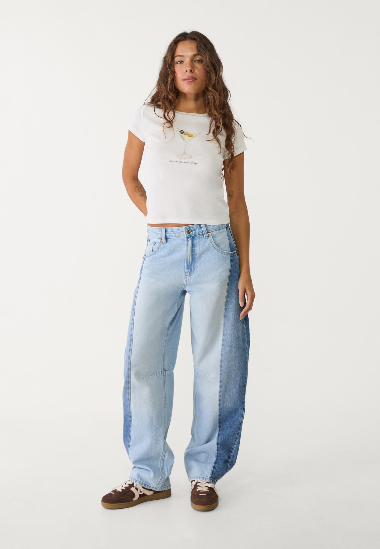 Balloon-Jeans im Barrel-Fit mit Kontrasten | Stradivarius DE