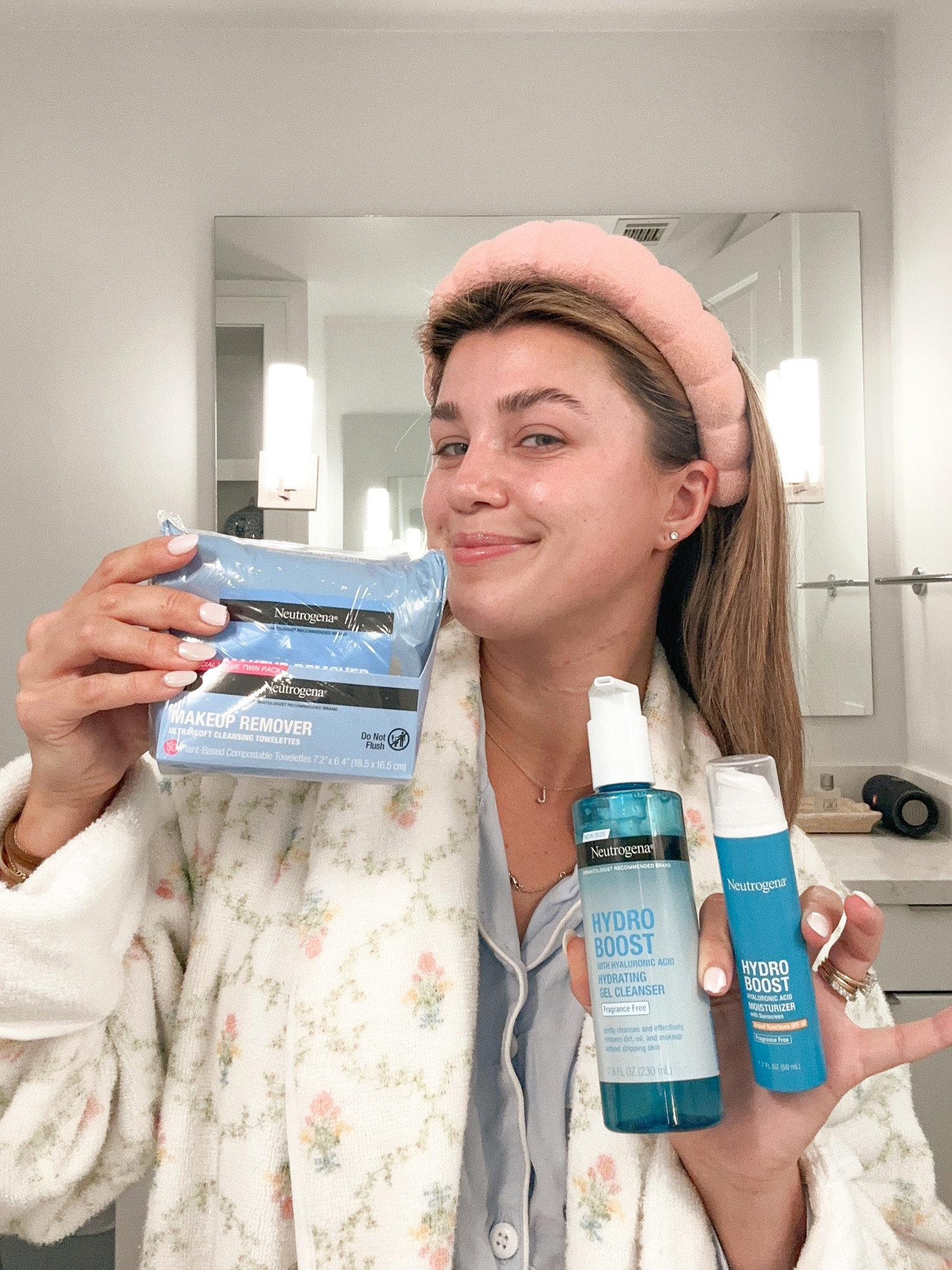 Neutrogena keeping my skin hydrated & glowy during baseball season (my version of festival szn)✨💛 

#NeutrogenaPartner