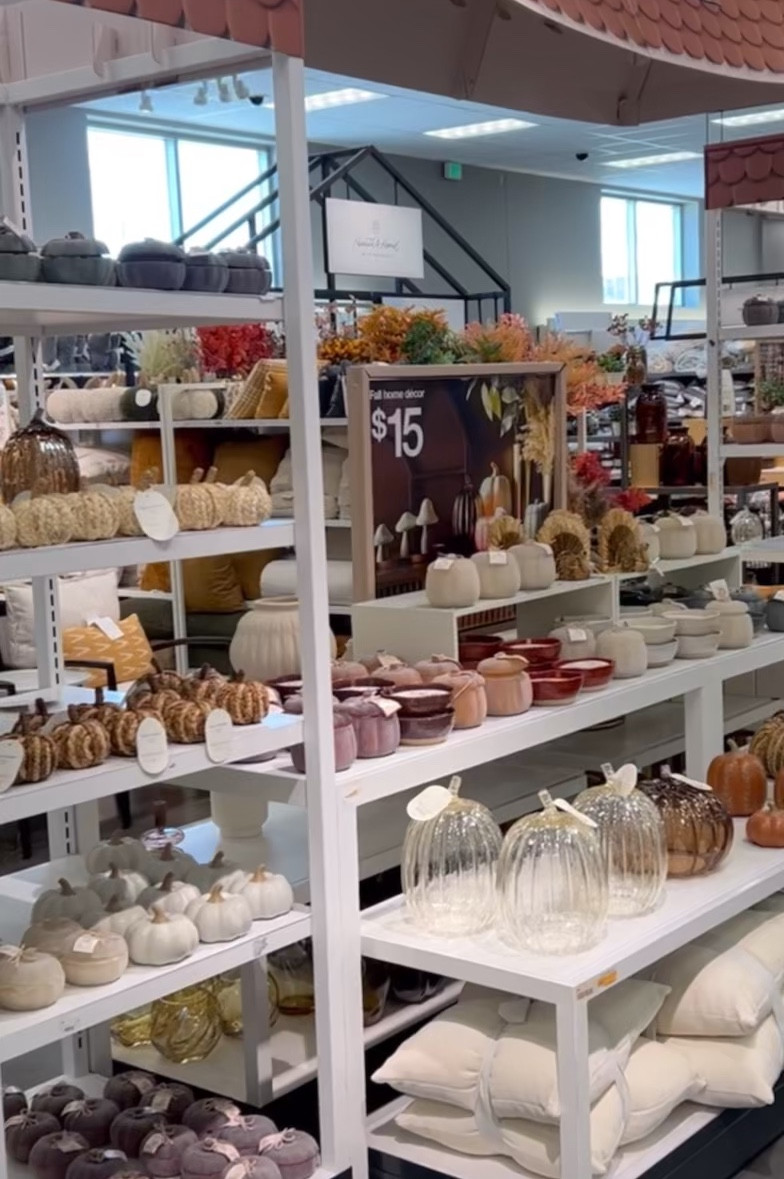 Target has so many pretty pieces for fall right now! I somehow managed not to bring any home lol 






Target home
Home decor
Fall decor
Pumpkin decor
Fall stems
Fall wreath 
Porch decor 