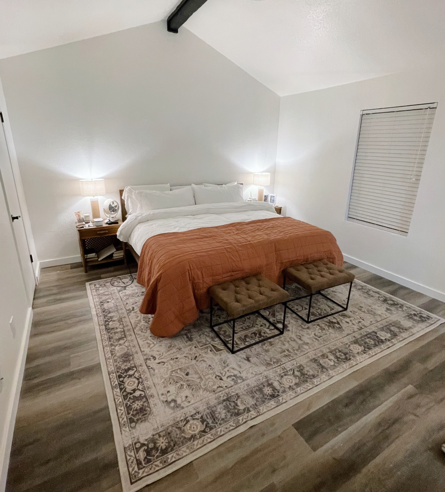 Cozy mid century modern bedroom