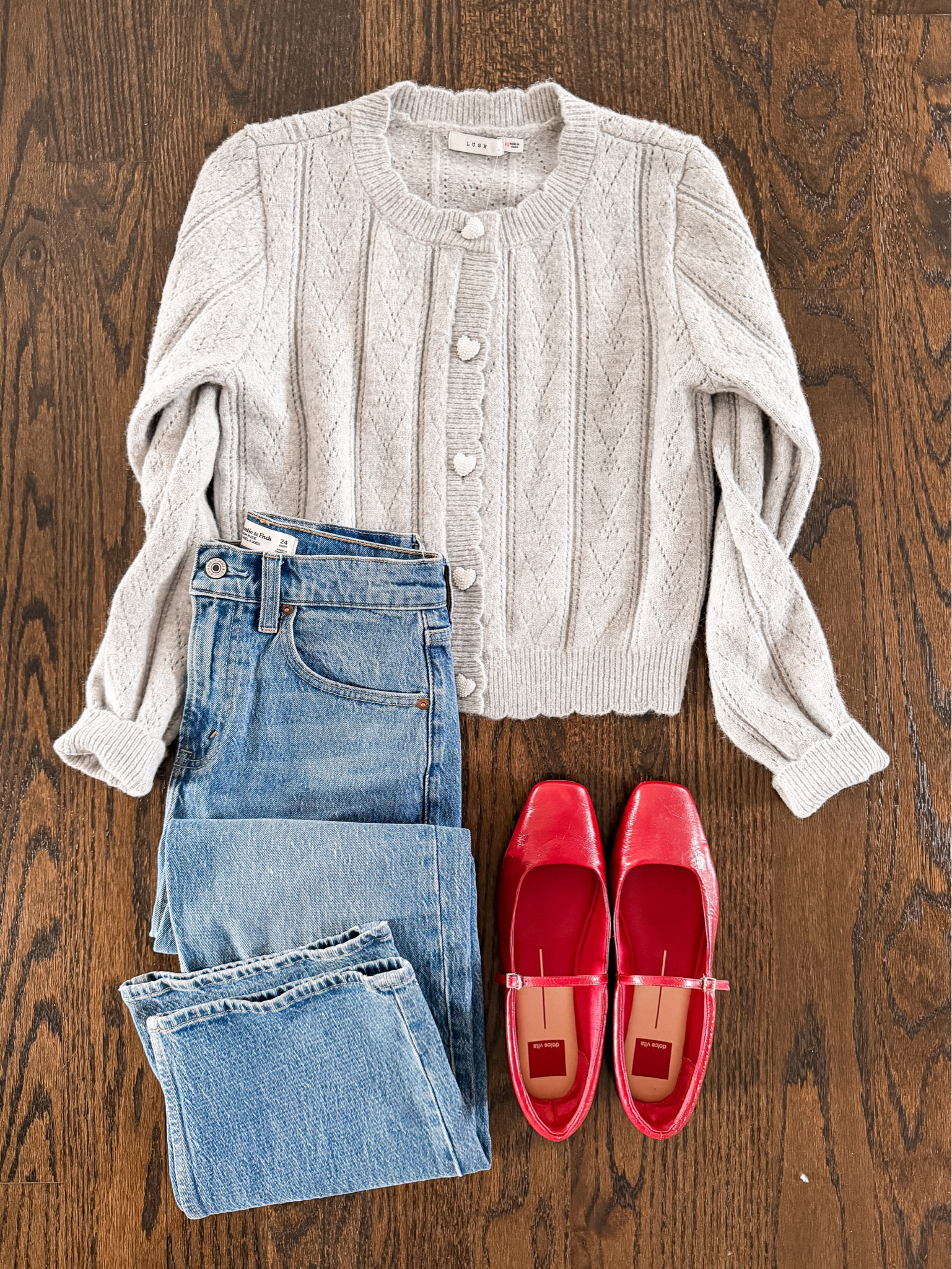 Cozy cardigan + straight leg denim = my kind of everyday outfit 🤍 Easy, comfy, polished 🔗⬇️

#LTKmomlife #LTKootd #LTKOver40