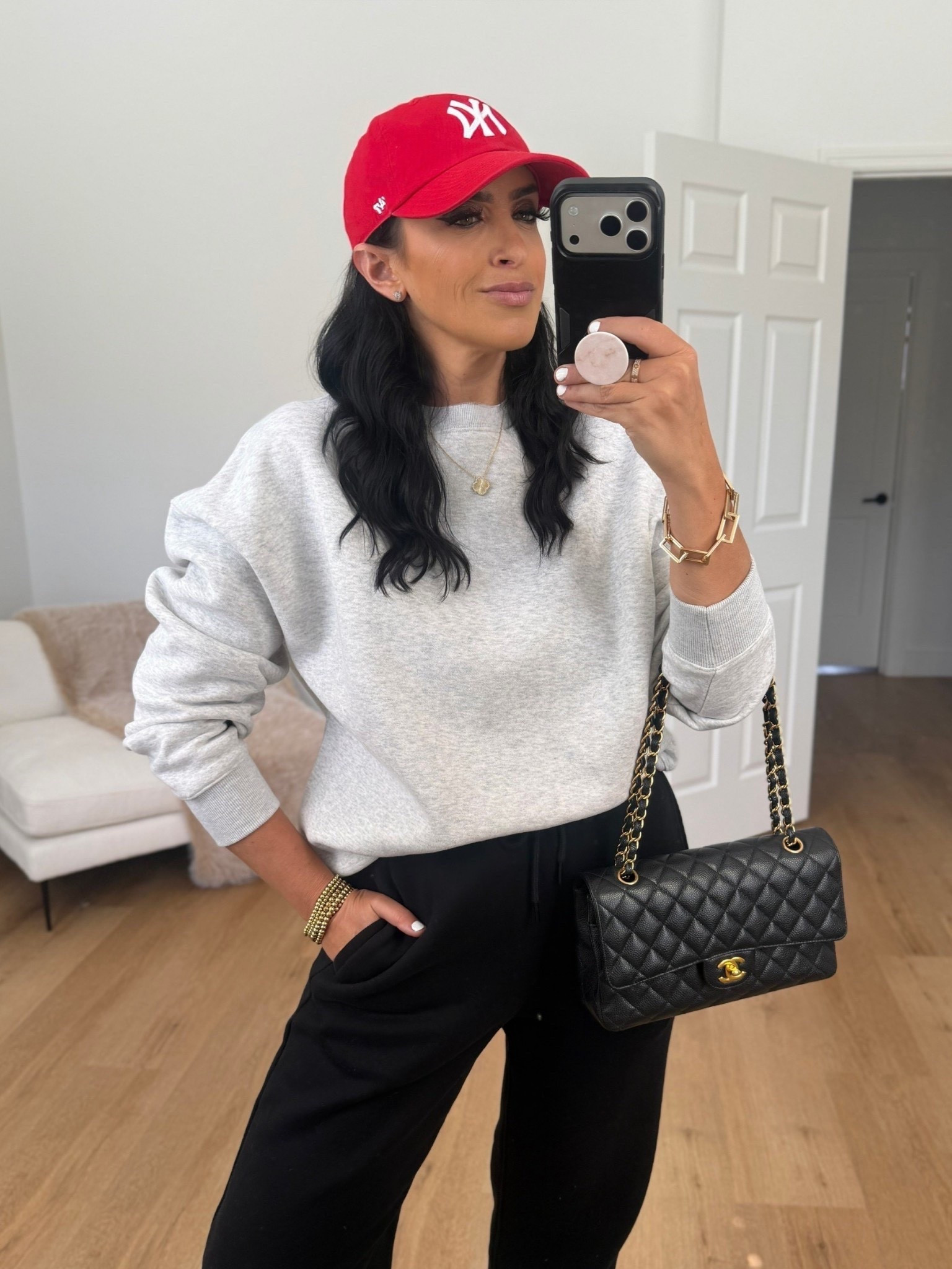 Quince Everyday Fleece Crew wearing size small only $39 Quince Everyday Fleece Straight Leg Sweatpants wearing size small only $39. 
