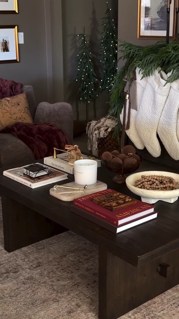 one coffee table, two seasons ✨

#interiordesign #christmasseason #homestaging #interiordesignphoenix #homestyling