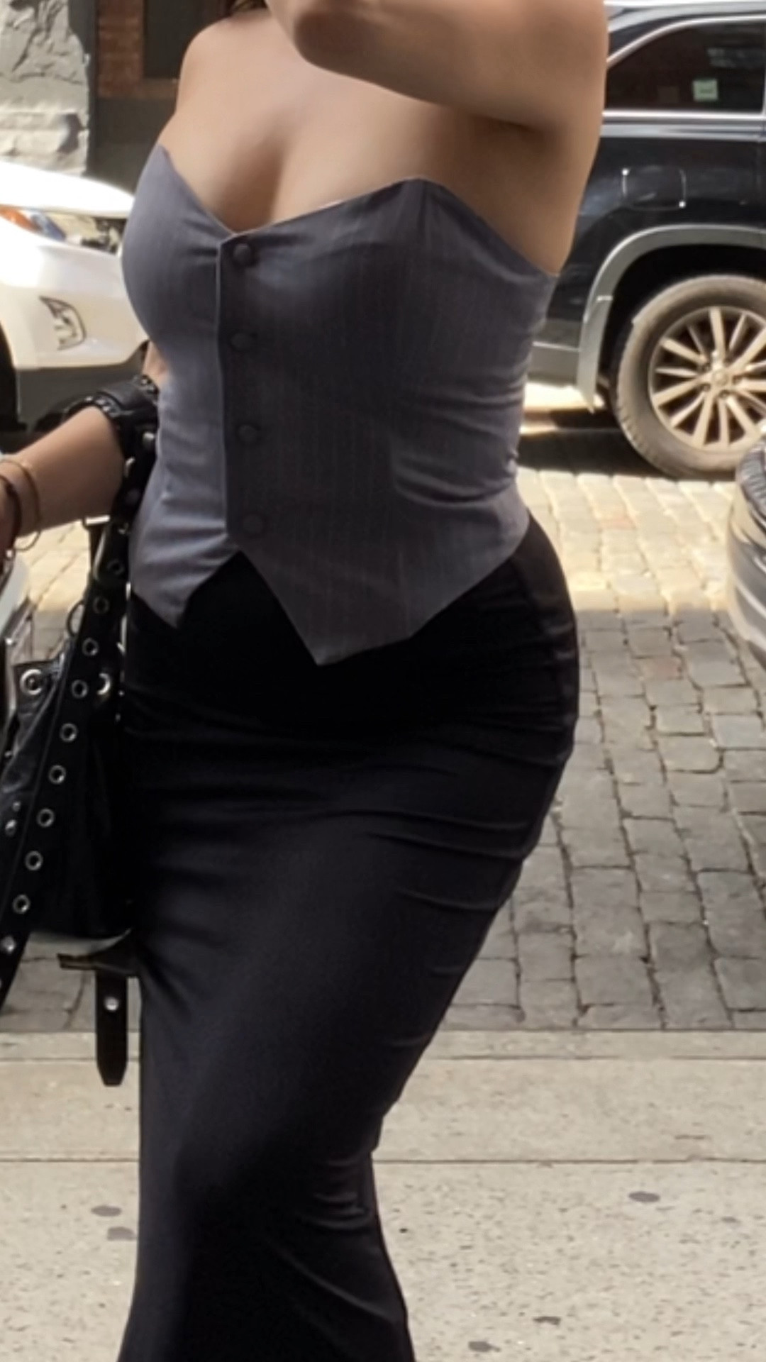 NEW YORK FIT 

Maxi skirt with a corset, black cagole bag and white samba sneakers 

#LTKVideo #LTKitbag #LTKeurope