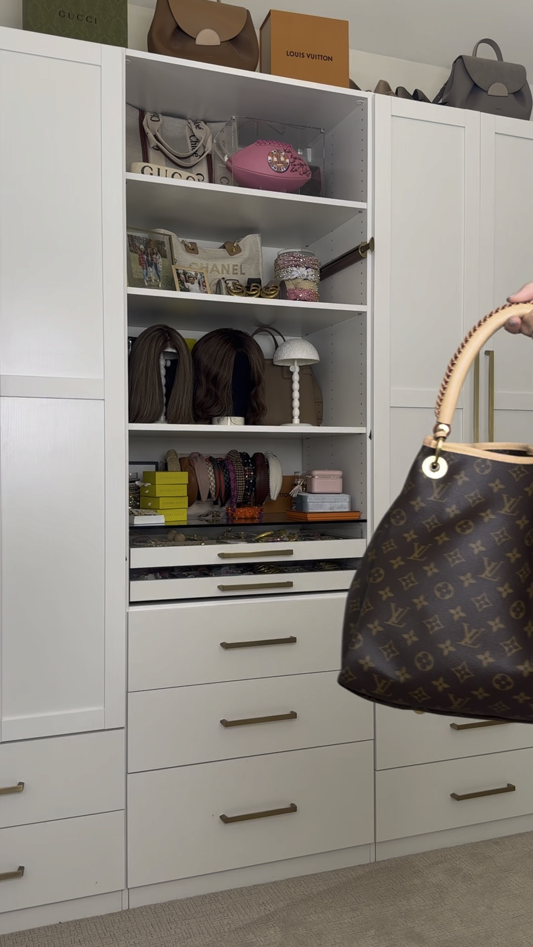 Help me style my new pre-loved authentic Louis Vuitton bag gifted to me from @the.designercouple 😍 I could not be more in love if I tried!!! The perfect bag for Fall! 🙌🏼 The Designer Couple sells pre-loved authentic designer handbags & accessories. Everything is so good and goes fast! They have new bag drops every Thursday at 9 pm EST so make sure you stay tuned! Outfit is Abercrombie and I’m wearing size 26 in the jeans and size small in the top! 