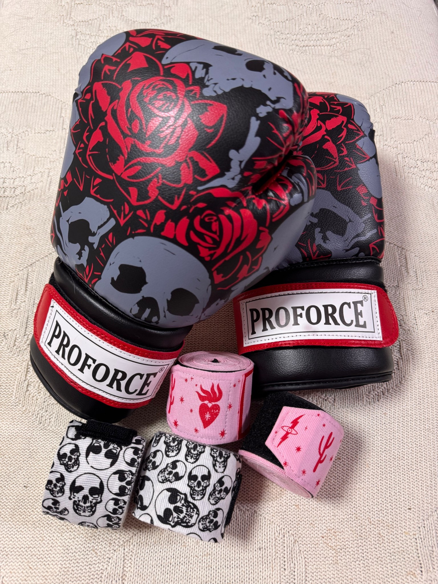New hobby unlocked 🥊 because I want to be bolder than just a Pilates princess these days 😜 Mixing skulls, roses, and a little edge while I train—because even fitness can match my vibe. 🖤🌹💀 #BoxingBabe #BoldMoves

#LTKActive #LTKFindsUnder100