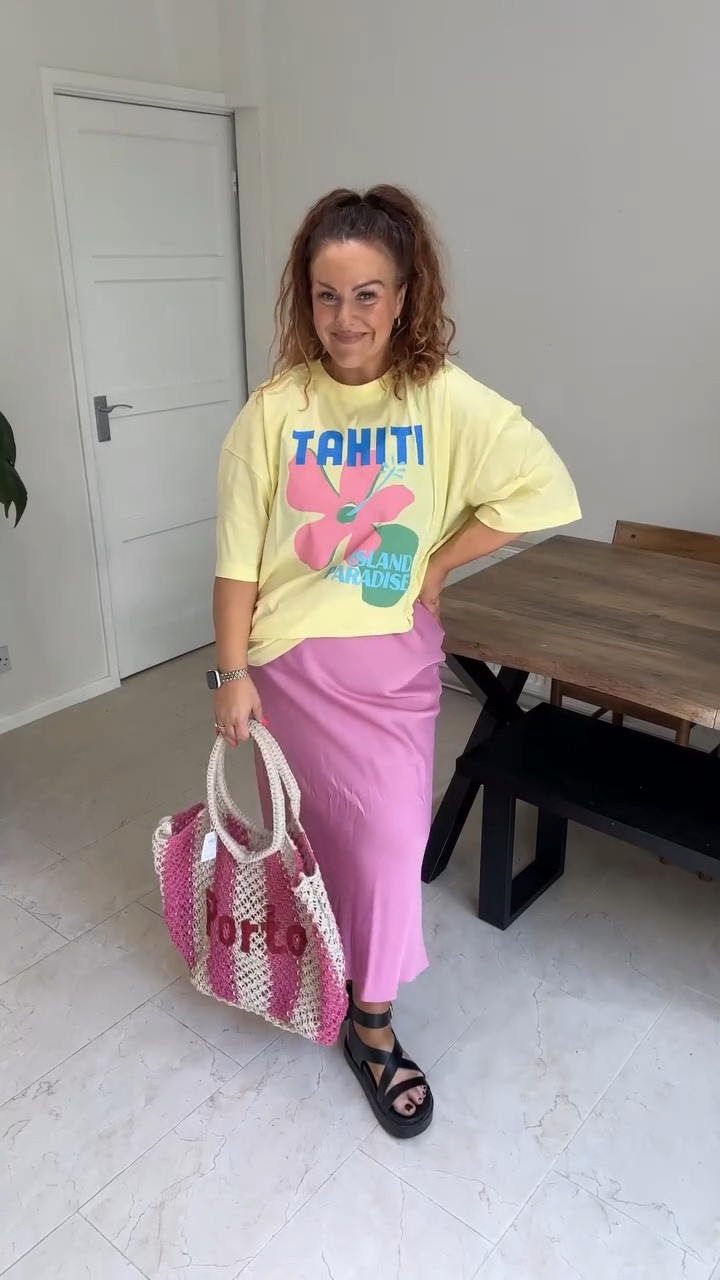 ☀️OVER 30’s SUMMER OUTFIT☀️
Oversized tee + satin skirts are a dream combo for us curvy gals!
#outfitinspo #mid30sstyle #summeroutfits #over30s #oversizedtee #satinskirts #newlook @newlook