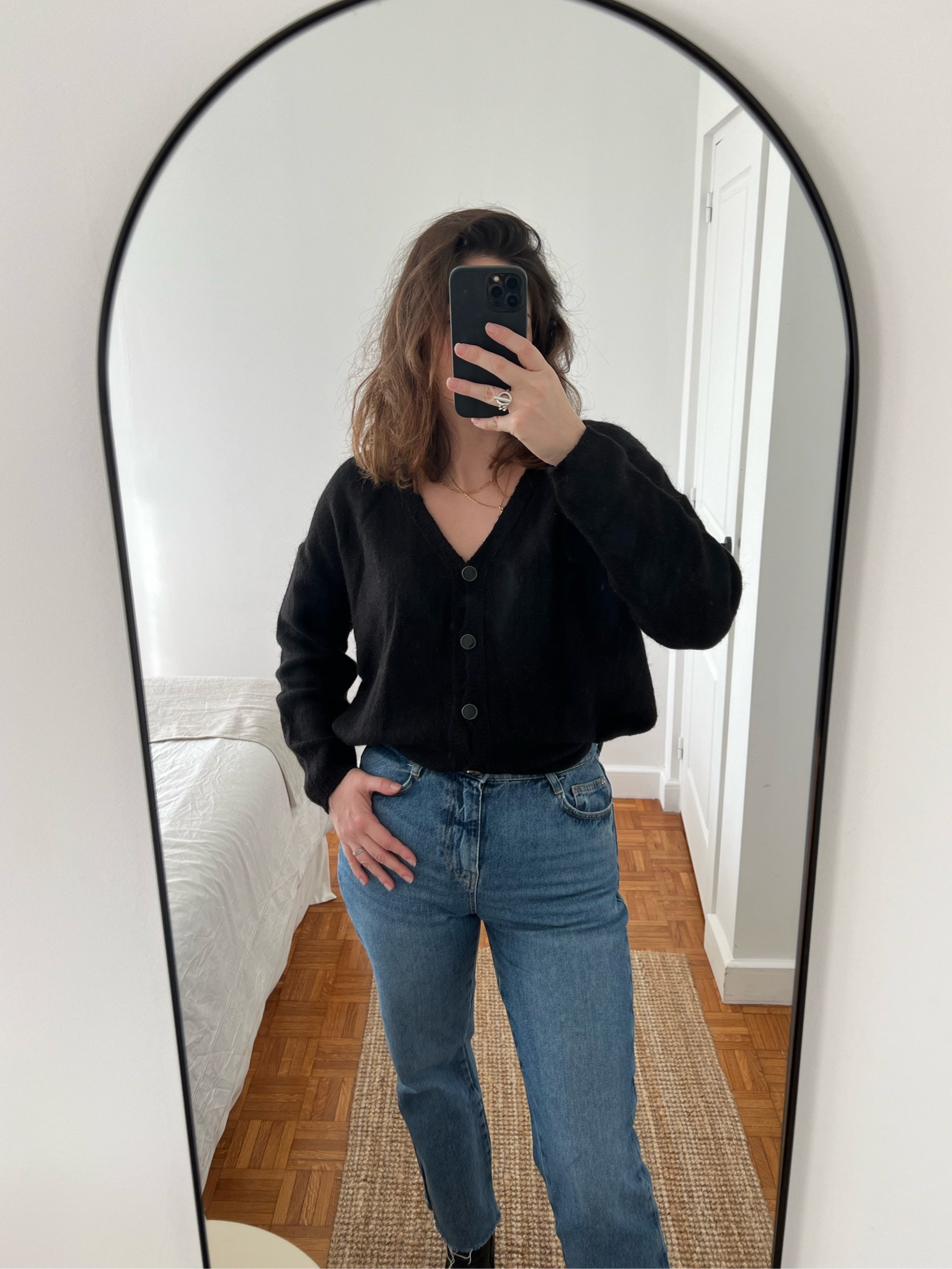 Gilet noir et jeans droit effiloché un look basique pour le printemps, complète avec la bague Hermès. #baguehermes #jeandroit #giletnoir #lookprintemps

#LTKSeasonal #LTKworkwear #LTKeurope