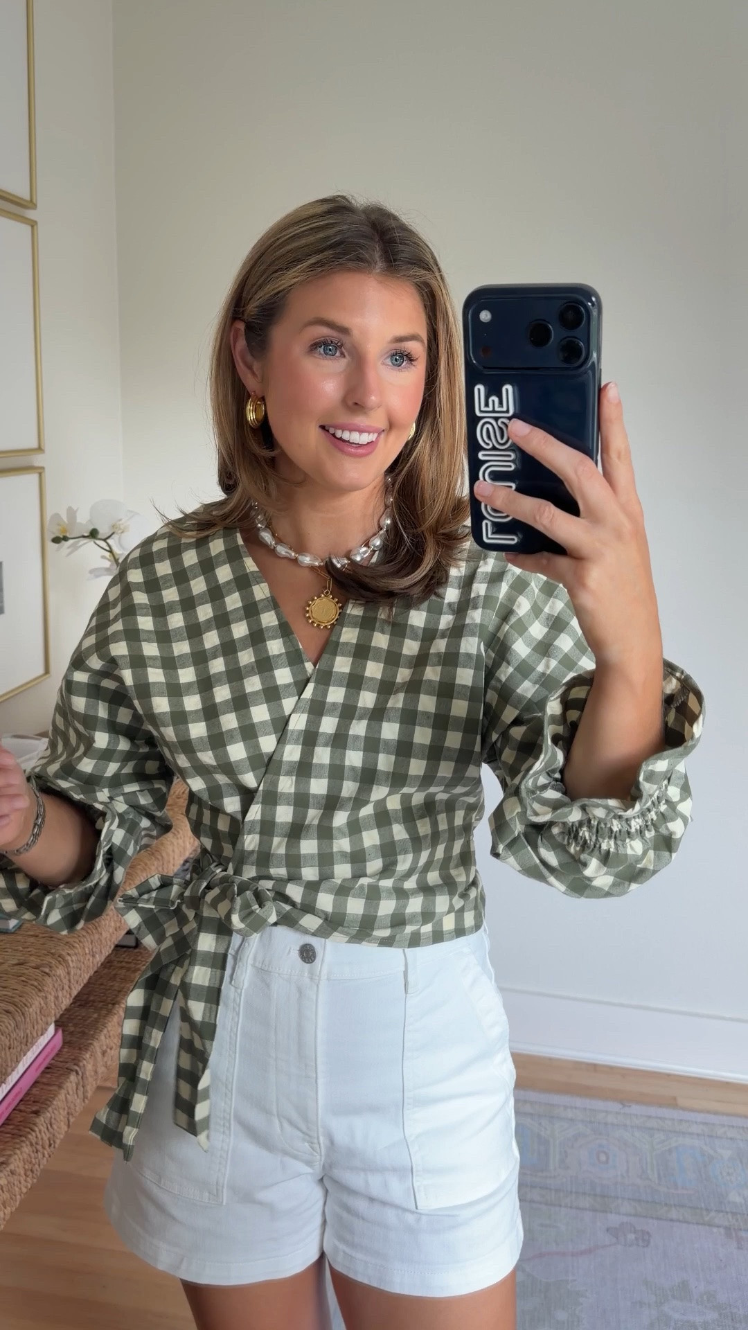 Cute top for summer! Wearing a S! Wearing a 26 in shorts