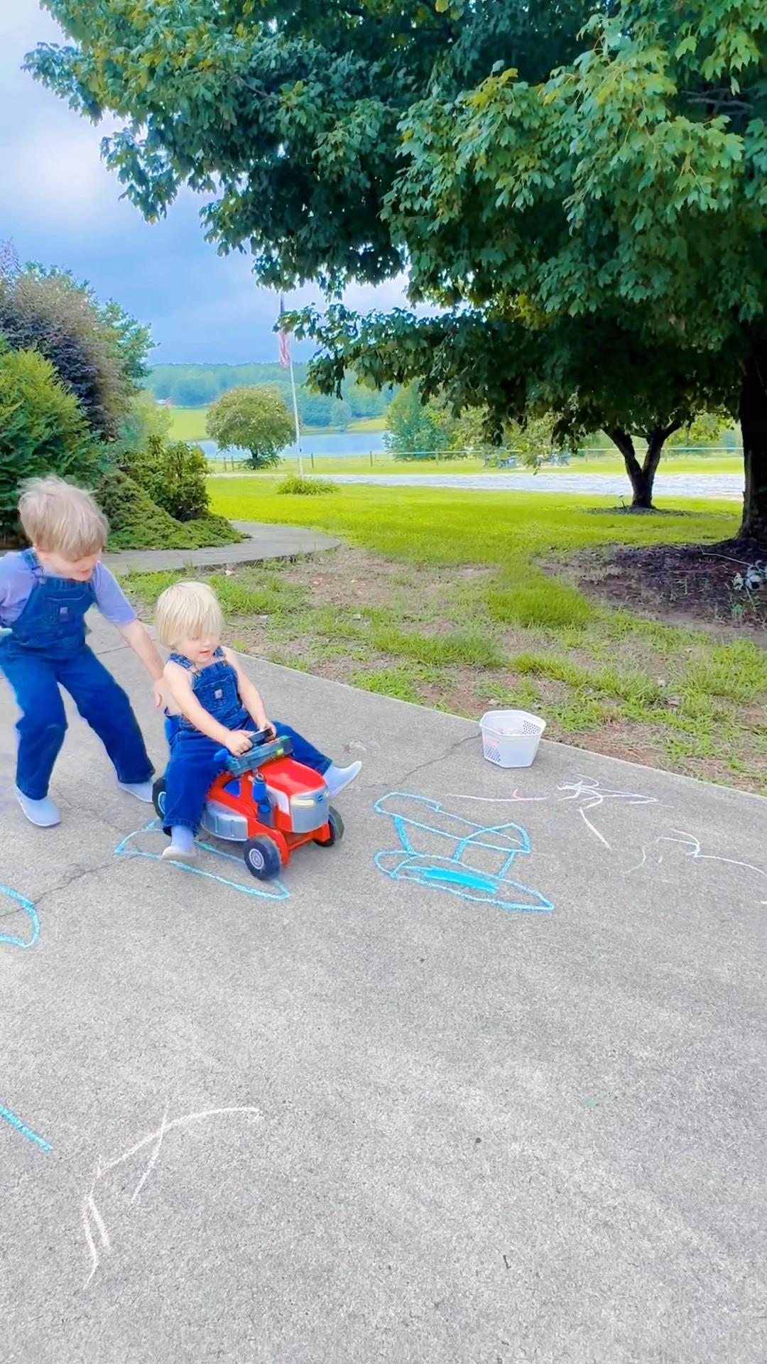 And back for some chalk 🎨🖌️🫟 play before the rain 🌧️ started back!!! 🥰