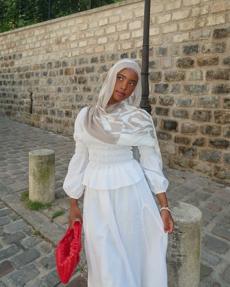 summer white outfit inspo ❤️ 

white skirt, hijabi maxi skirt, red bag, modest fashionn