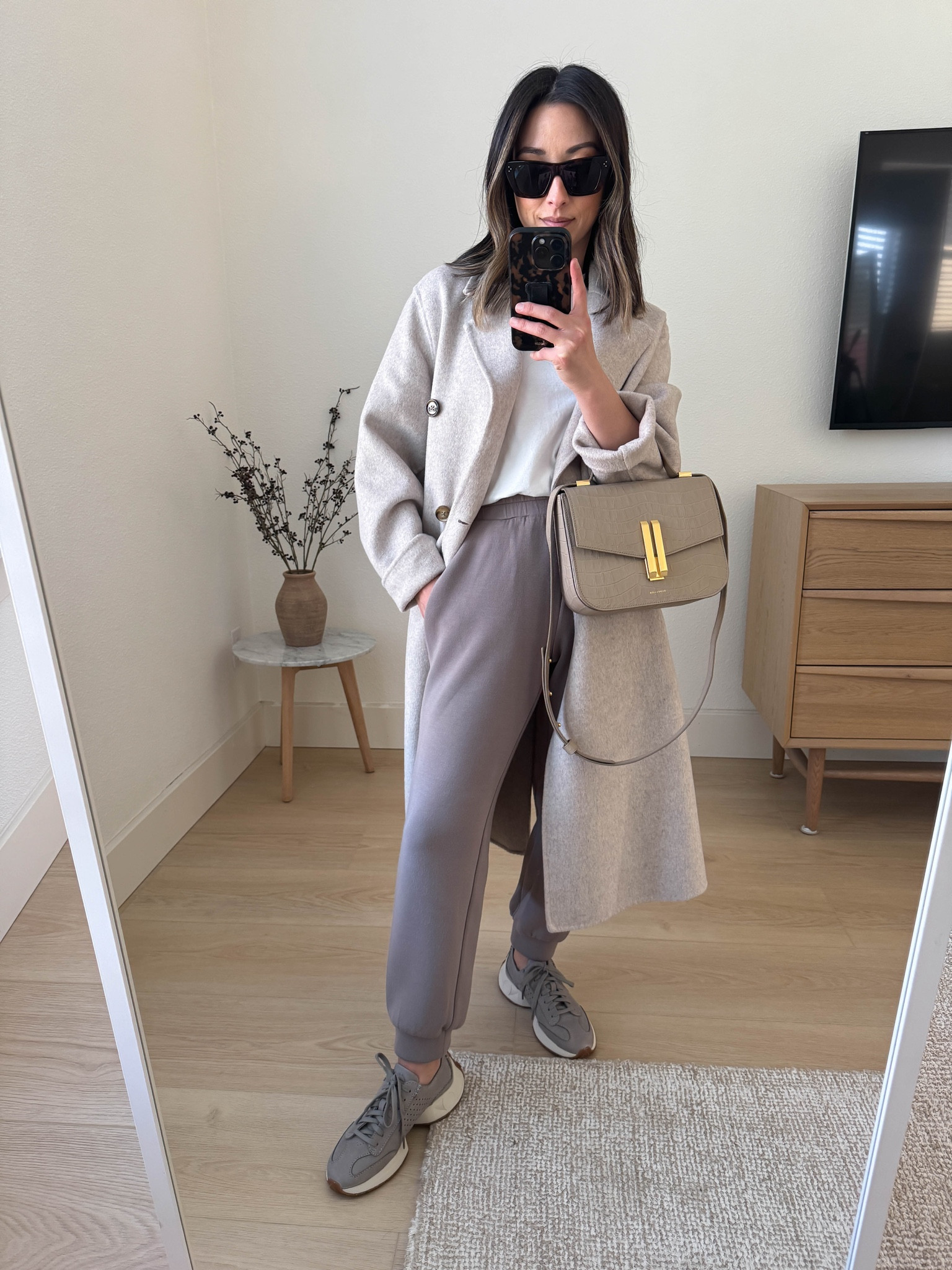 Clark’s craft speed snekaers. So comfy and I love the look of theses. Run tts. 

Mango coat xxs
Everlane tee medium
Varley joggers 27.5” xs
Clark’s sneakers 5.5 
DeMellier bag taupe croc 
Celine sunglasses. 

#LTKshoecrush #LTKitbag