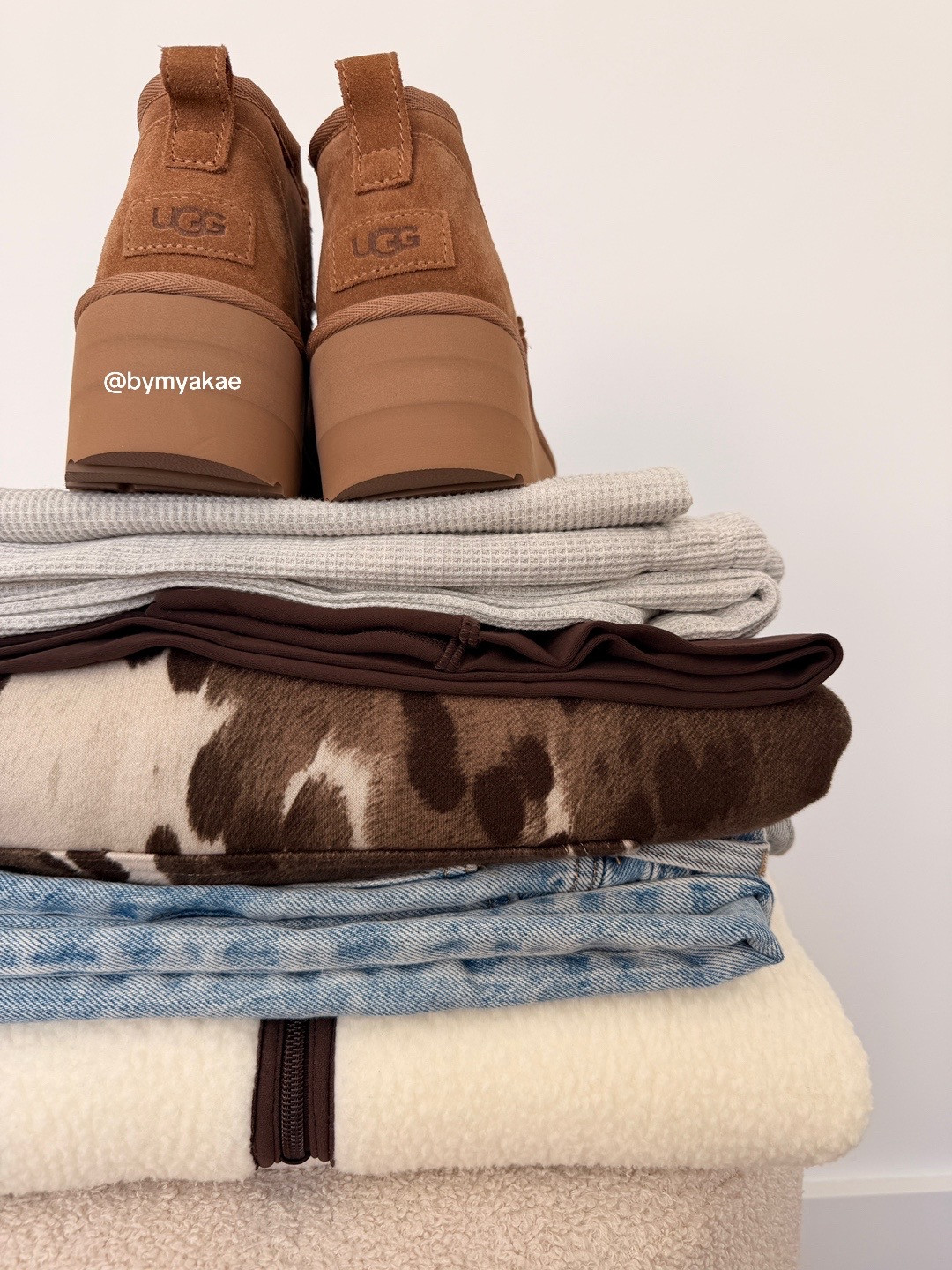 Cozy Winter Amazon Outfit Finds That Everyone Is Wearing | UGGs, Lounge Sets & Baggy Jeans

These are the winter Amazon fashion finds I’m living in right now. Platform UGG boots, slouchy socks, baggy jeans that actually fit, Aritzia-inspired fleece, waffle knit lounge sets, buttery soft activewear, and oversized hoodies made for cold days. Everything is cozy, wearable, and easy to style for winter errands, travel days, or staying warm at home. If you love elevated winter basics that feel expensive but are actually affordable, you’ll love these.

amazon winter outfits, cozy amazon finds, ugg winter outfits, winter loungewear women, amazon fashion finds, aritzia inspired amazon, cozy winter style, winter capsule wardrobe

#AmazonFinds #WinterOutfits #CozyWinter #UGGStyle #AmazonFashion #CozyGirl #PinterestStyle #WinterWardrobe #EverydayOutfits 

 #LTKootd #LTKActive #LTKSaleAlert