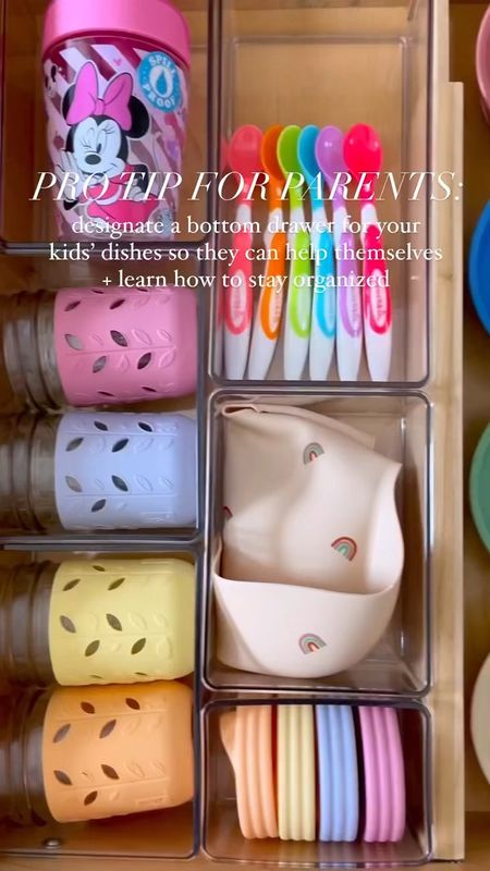 Who knew that sippy cups and small plates could be so tricky to store? 🍼Organize your kids' dish drawer in 15 minutes or less with these products✨