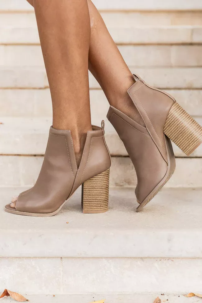 Side cut out peep clearance toe booties