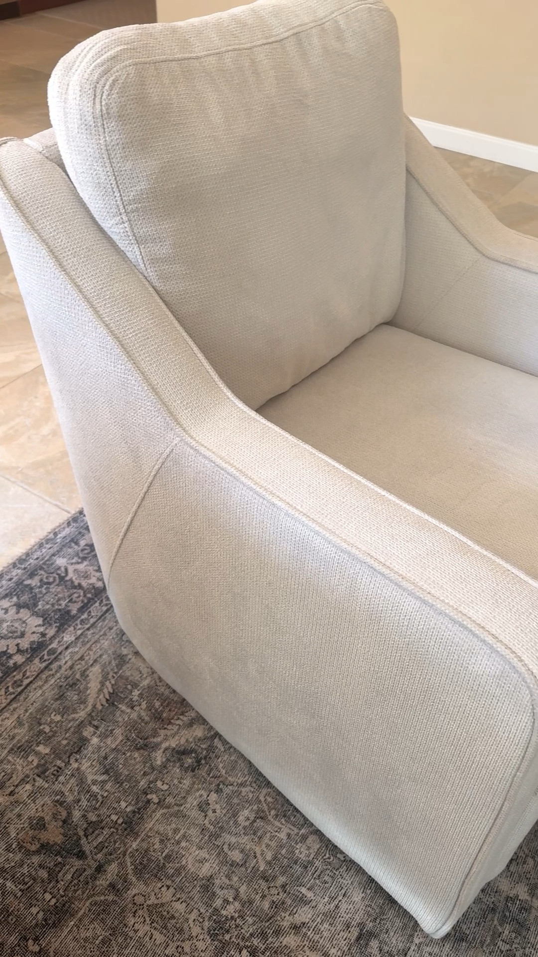 ✨ 60–65% OFF my new living room finds I’m loving right now 🙌

this swivel chair is SUCH a good neutral piece 🤍
love the oversized look + it rotates (which I always look for in a living space)

paired with this vintage-style rug and it instantly gives that designer / McGee look for less

both are major deals right now and pieces like this don’t stay in stock long

such an easy way to elevate your space without spending thousands


#LTKSaleAlert #LTKdayinmylife #LTKHome