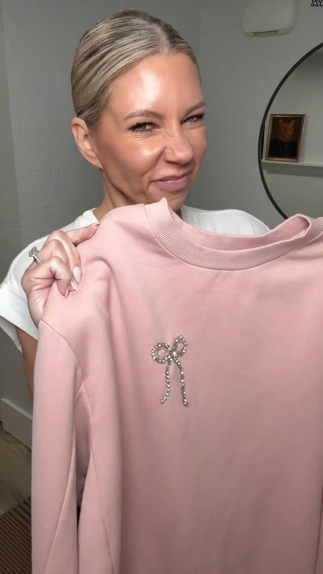 A sweatshirt with a rhinestone bow?? 👏🏼🎀

Dress it up with denim or trousers or wear it casually with your favorite leggings. Either way you’re gonna look cute as hell 💁🏼‍♀️
If you’re looking for a classic straight leg pair of jeans with stretch, I got you! 
Stretchy without losing shape AND ridiculously comfortable & stylish 🖤
