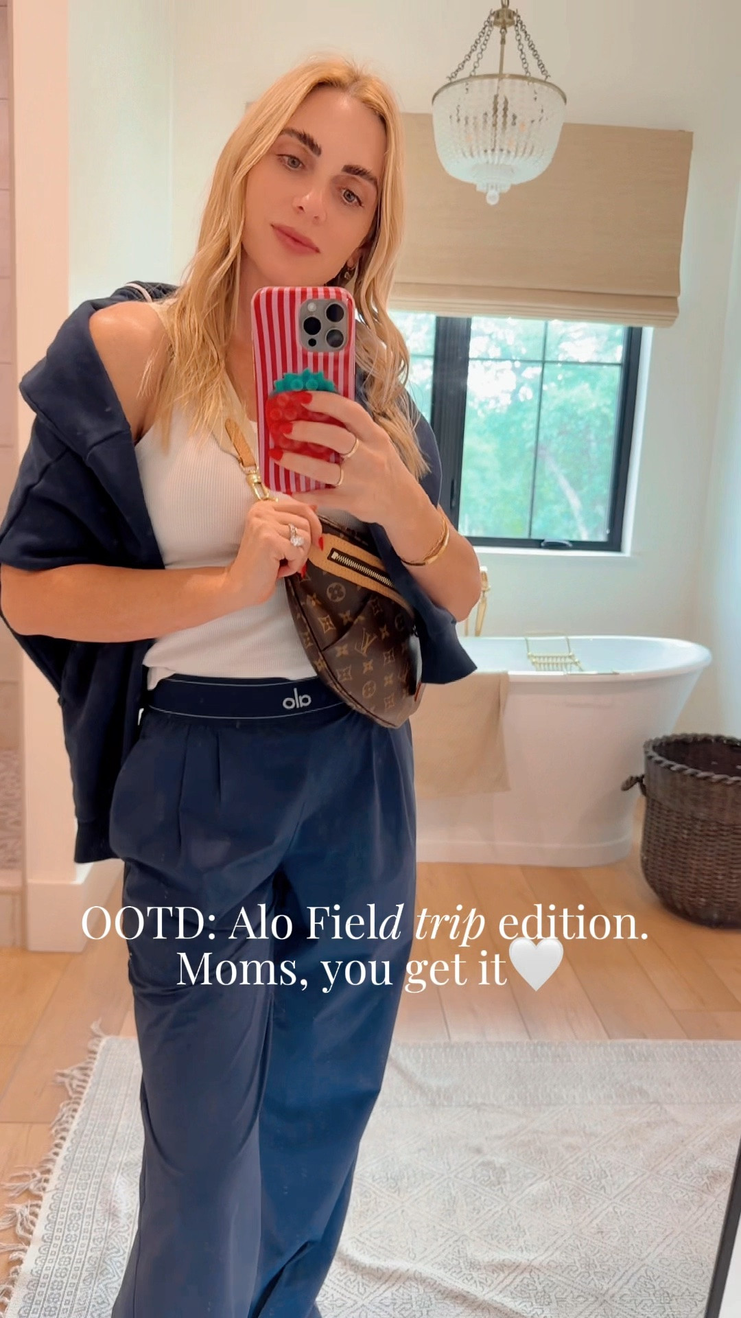 Comfort meets style for school field trip duty! 🚌✨ You already know we need layers and a hands-free bag to survive the chaos. What’s your go-to mom-on-the-go uniform? Shop this easy look in my bio! 🤍@Alo Yoga 

#MomStyle #FieldTripOutfit #AloYoga #EverydayStyle #OOTD