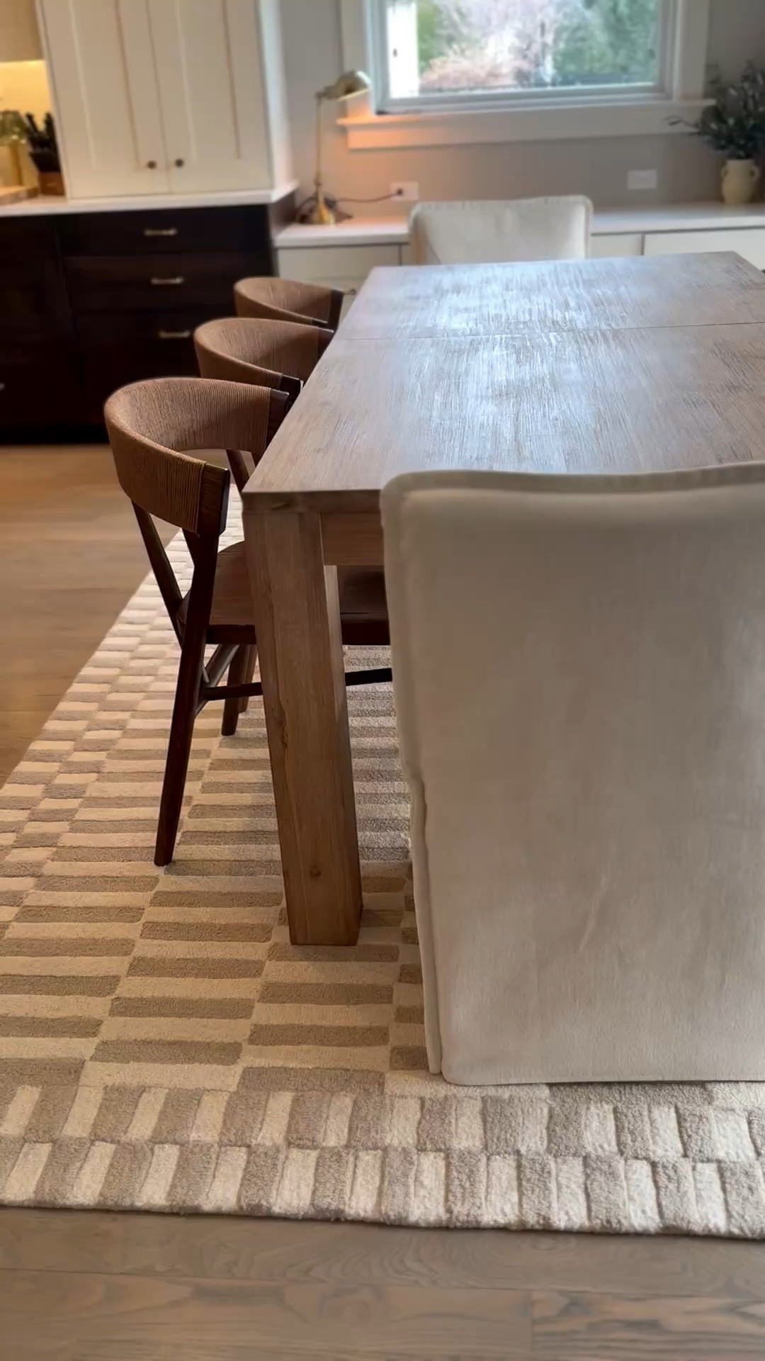 Dining room design 😍

Dining table, dining rug, rug, chandelier, lighting, dining chairs 

#LTKHome