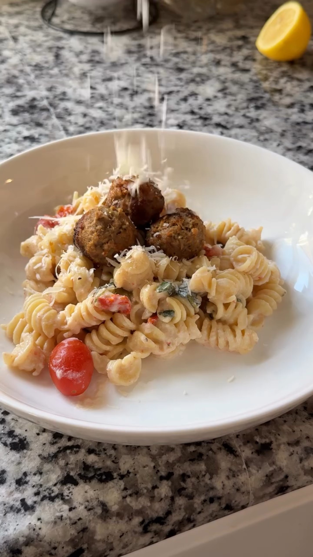 Lemon Ricotta Pasta 🍋 
Mis hijas aman la pasta y con esta receta ni cuenta se dieron que comieron espinaca y tomate 🤫

Ingredientes:
1 taza de pasta de tu preferencia @barillaus 
Aceite de Oliva 
1/4 cdita de ajo picado 
cherry tomato opcional
espinaca opcional 
1 taza de queso ricotta 
1 taza de queso parmesano rallado 
1 cdita de ralladura de limón
Jugo de 1 limón 
Sal, pimienta y orégano al gusto 
Proteína opcional: pollo, camarones o bolitas de carne. 
Guarda esta receta para cuando no sepas que cocinar! 😉

#pastarecipes #lemonricotta #easyfamilyrecipes #lunchanddinner #latinamom 
Dallas Texas