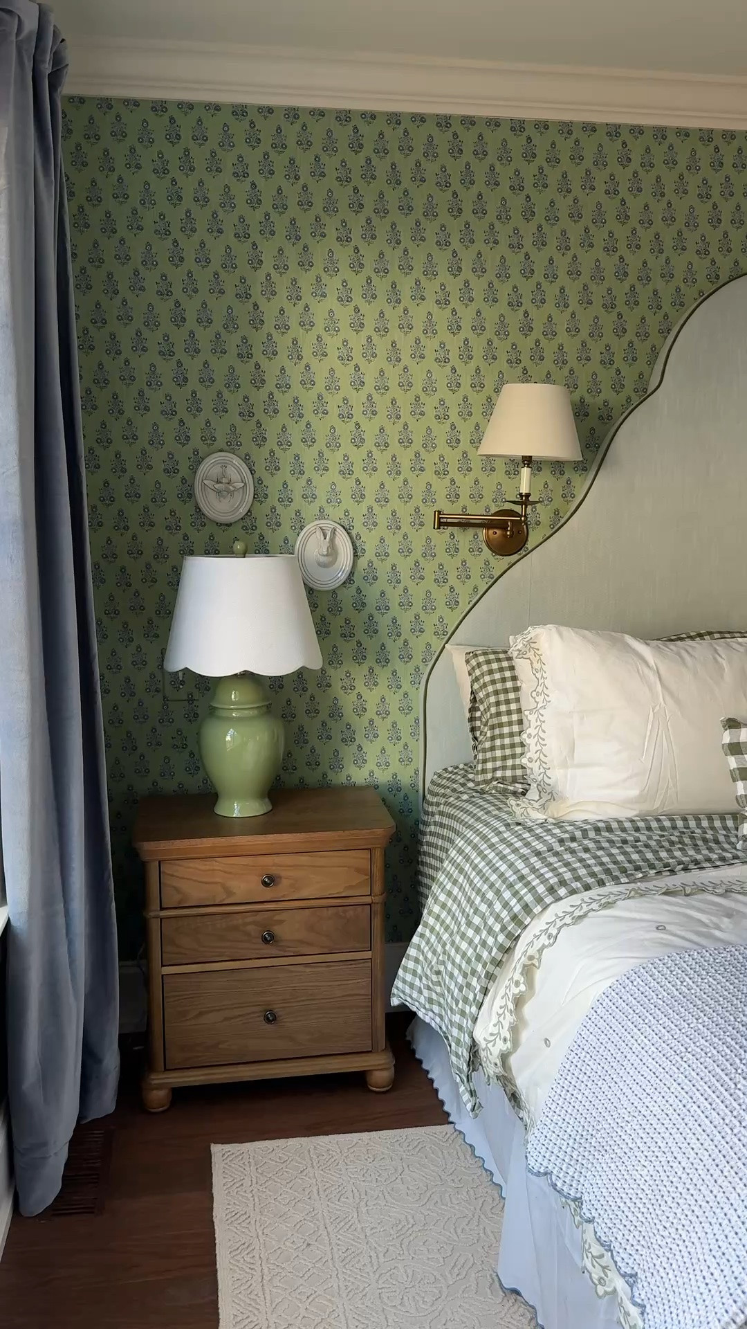 Now that’s a bedroom with character 😮‍💨

This custom headboard from @c.s.refinishing is the star of the show in my parents new primary bedroom 👌🏼 everything else is linked in my LTK. comment SHOP for bedroom decor details sent to your inbox! 

 