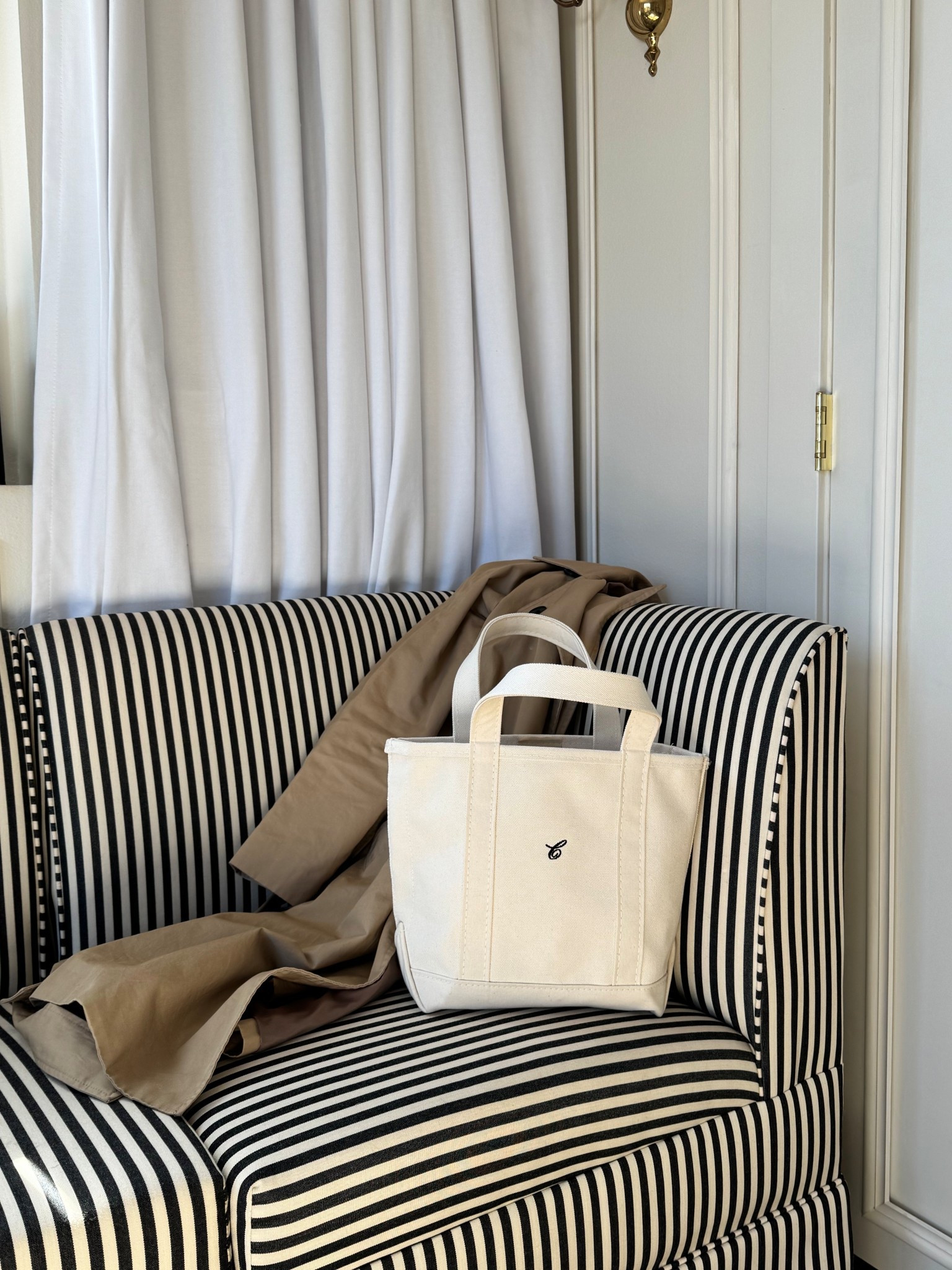 Trench coat and boat tote 

#LTKootd