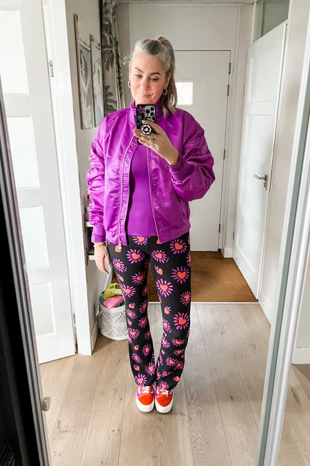 Ootd - Tuesday. Purple bomber jacket from Harper and Yve (S), purple top Guts and Gusto, flared leggings Ambika (L). Pink and orange Vans sneakers. 



#LTKstyletip #LTKmidsize #LTKover40