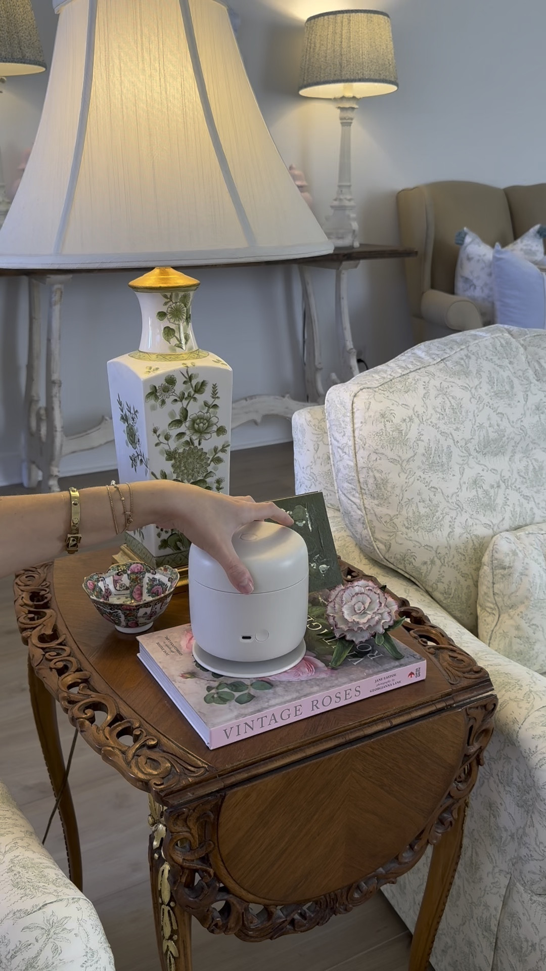 Loving this little home fragrance machine by @aromatherapistlife I was very impressed that my whole space was filled with the warmest most comforting fragrance well under 5 mins. Great if you are having company and want your home to smell delightful very quickly. 

You can use my code: sarak-10 for 10% off your order. 

#aromatherapisthome
#aromatherapistlife
#ad

#LTKGiftGuide #LTKHome #LTKHoliday