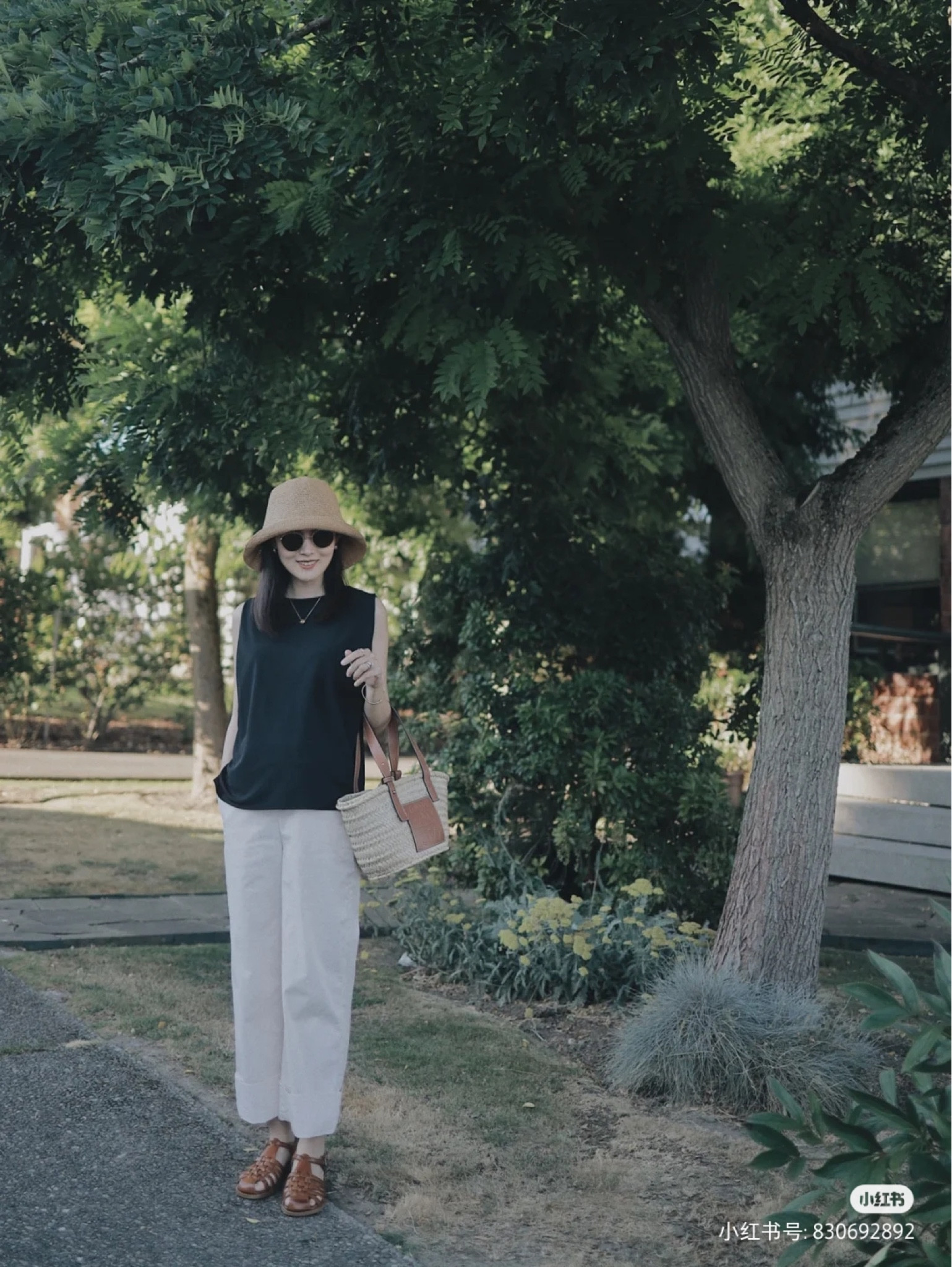 夏日叠穿 超级好穿的小马甲 小个子女生穿搭

#笔记灵感
Cos打折买的小马甲
超级好穿 也不会轻易过时
短款显得比例也很好

-
搭配西装裤 短裤都很可
天热的时候也可以叠穿啦！

👚马甲 Cos
👙内搭 Aritzia
👖裤子 三宅一生
👒帽子lack of 呀color
👜包Celine
#LTKchina #LTKasia

#LTKitbag #LTKshoecrush #LTKstyletip