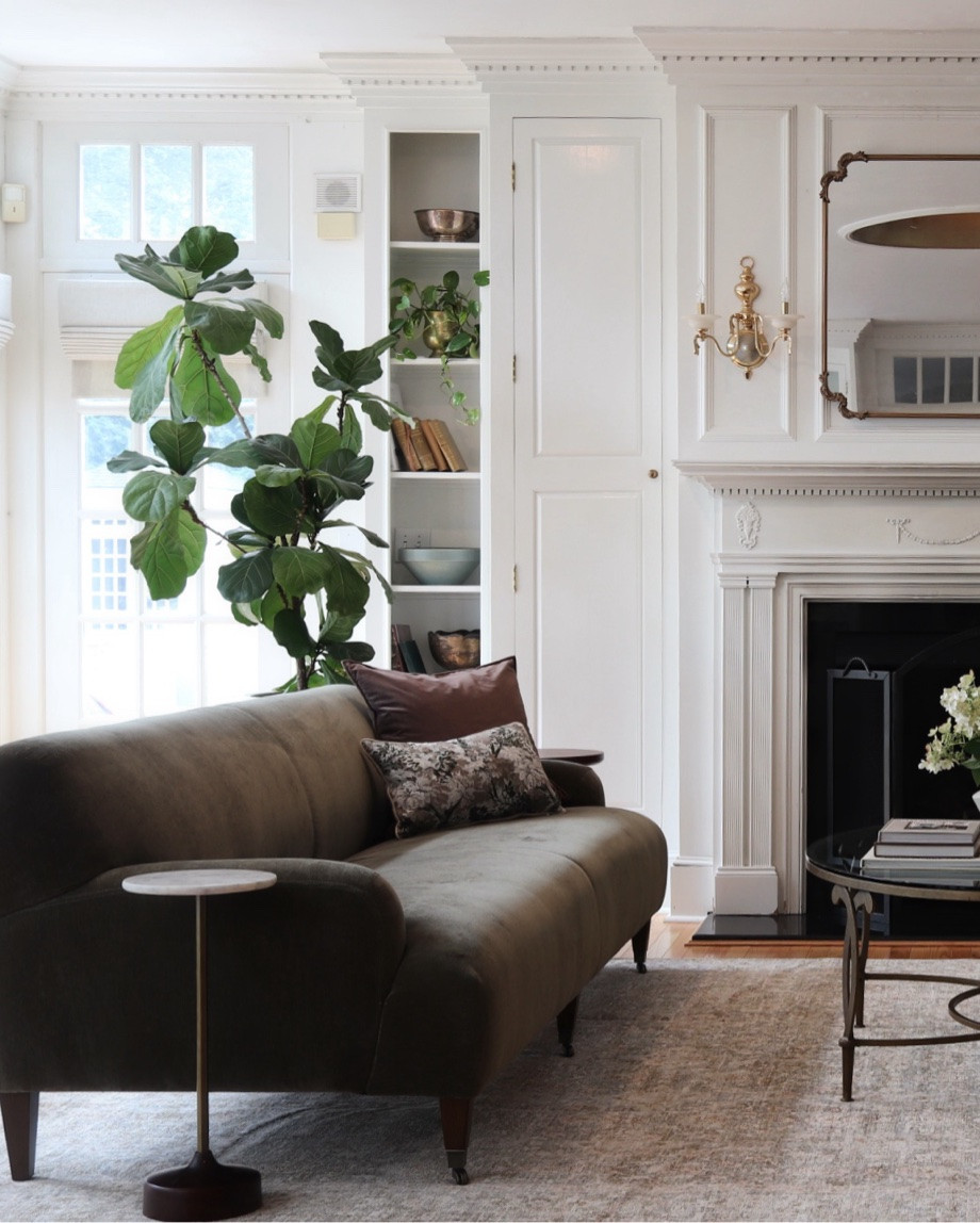 Slowly bringing this sitting room to life 🤎 

Added a new sofa, a $50 secondhand coffee table, and now the prettiest new rug from Loloi.

I brought in the Elora in Sky/Terracotta (ELR-05), and I’m loving the vintage-inspired color palette, I think it softens up the room and compliments our new sofa.

Still a few things to come, but I’m loving where this room is headed.

Rug is #gifted from @loloirugs