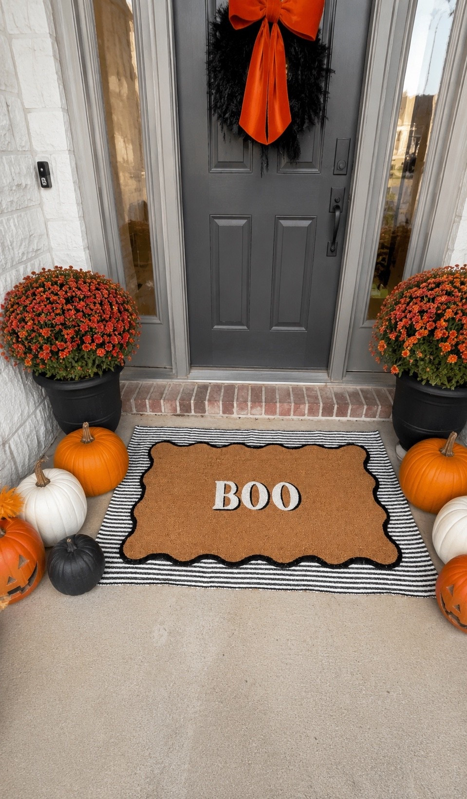 the cutest halloween doormat 👻🧡 i LOVE the scalloped edge + the little “BOO” detail! such an easy way to give your front porch a halloween update 🎃 both the small + large sizes are in stock right now!

#halloweendecor #halloweenporch #falldecor #frontporchdecor #halloweendoormat