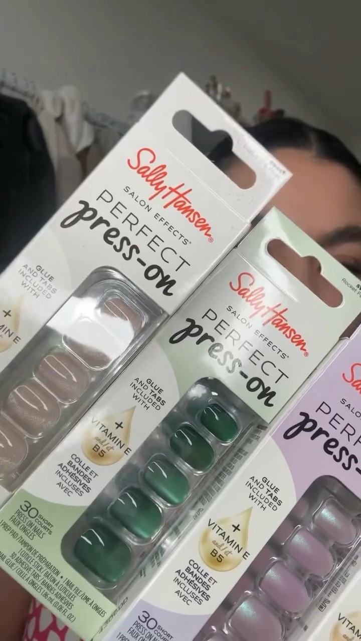 SALLY HANSEN PERFECT PRESS ON NAILS 💅🏼 

I must say I was sooo impressed with their nail glue as soon as I layed  that nail on it did not move!!!! 
@sally_hansen 
#pressonnail #nails #nailinspo