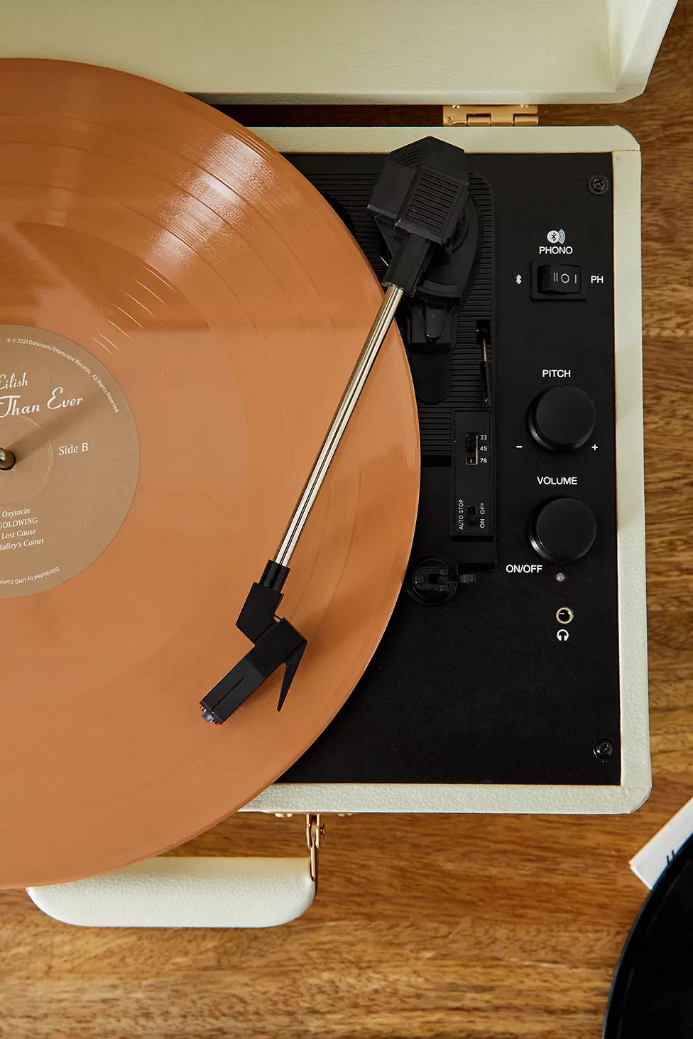 Crosley UO Exclusive Cream Cruiser Vinyl Record Player With Bluetooth Input & Output | Urban Outfitters UK