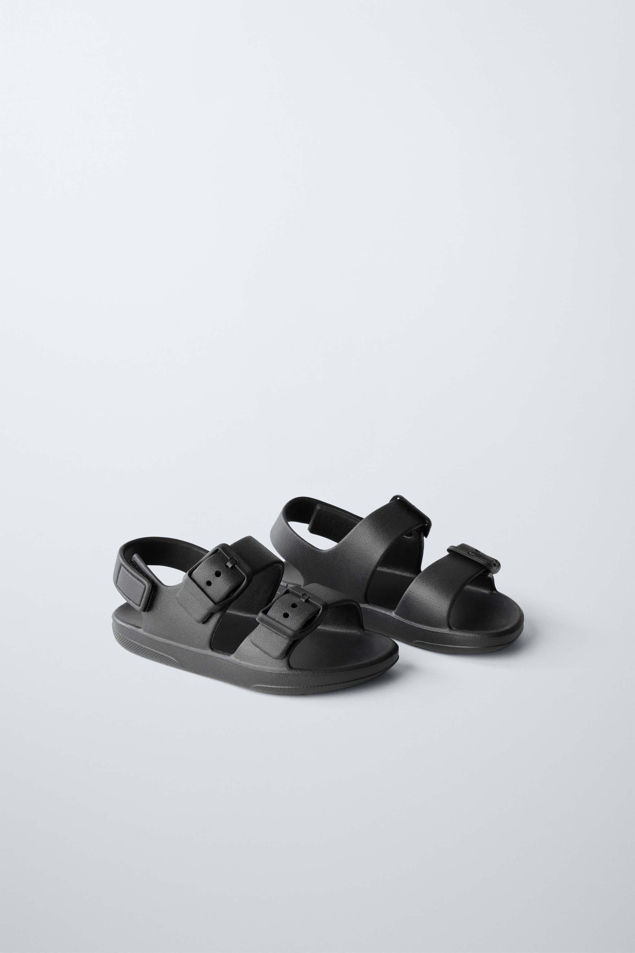 Rubber bath sandals. Double adjustable buckle and back adhesive strap closure. Rubber sole. | Zara US