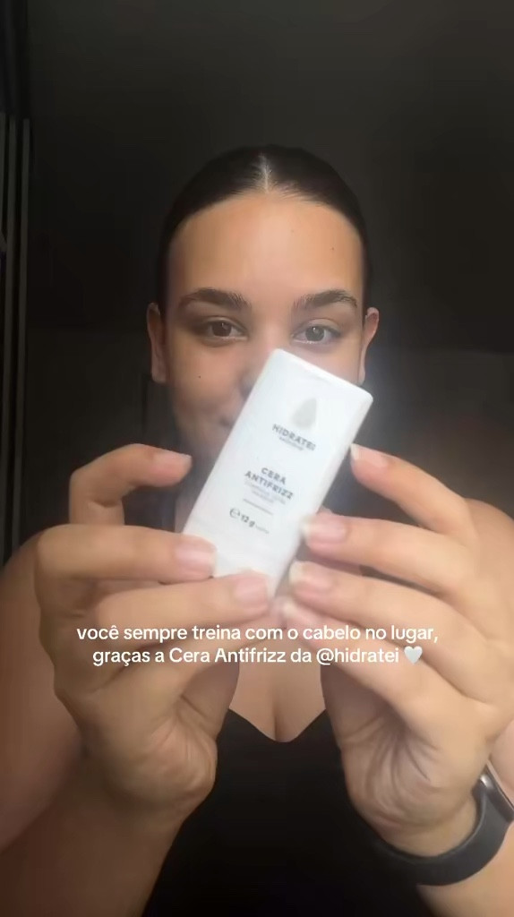 Cera Antifrizz Hidratei é desenvolvida com uma fórmula exclusiva para oferecer uma solução eficaz contra o frizz, ao mesmo tempo que estiliza e nutre o cabelo. Graças à sua apresentação em bastão, proporciona uma aplicação direta e precisa, permitindo controlar os fios rebeldes e modelar o cabelo com facilidade e sem sujeira. 

#LTKfitness #LTKdicadeestilo #LTKbrasil