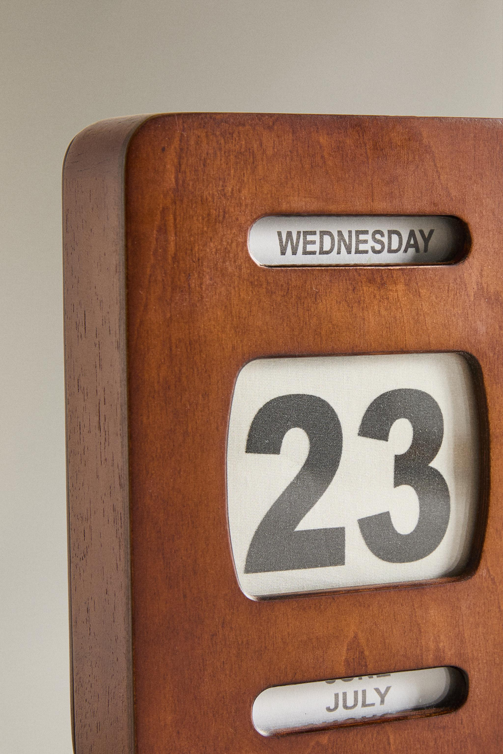 MANUAL TABLE CALENDAR | Zara UK