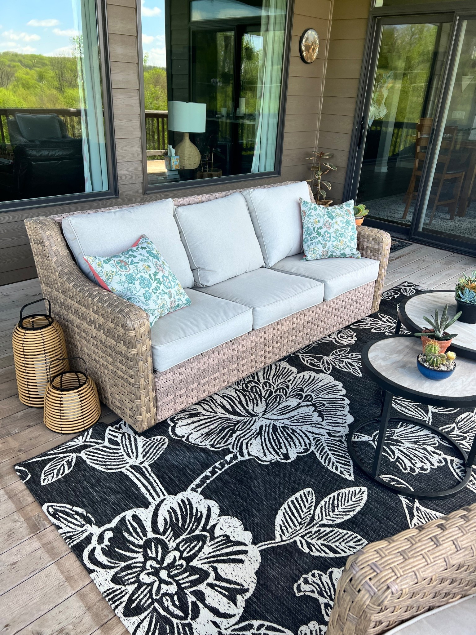 Outdoor furniture and rug with lanterns. 

#lanterns #rug #outdoor #patio #furnituree