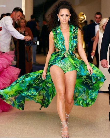 Robe Versace Jungle longue robe verte à volant sandales à talon en cuir blanc et ornements gouttes talons Tina Amina Muaddi

#LTKFind #LTKeurope #LTKshoecrush