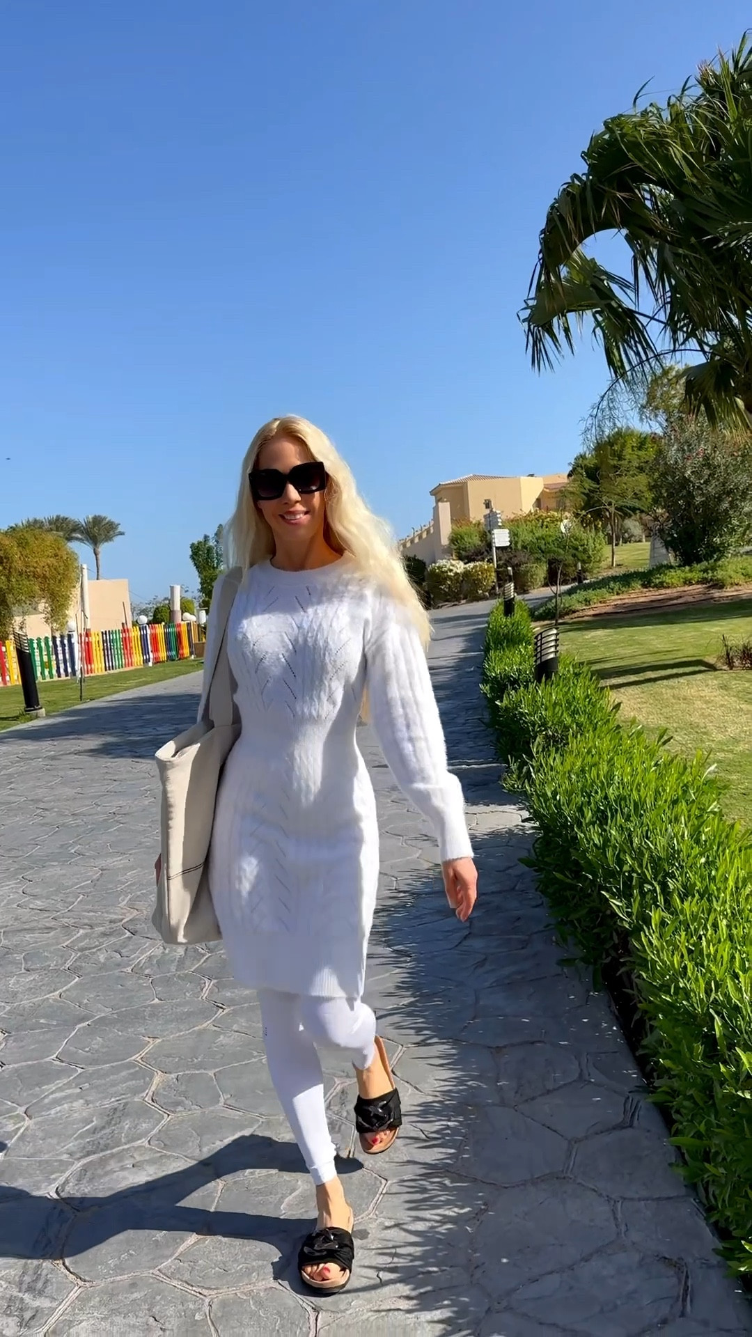 Weißes Strickkleid – perfekter Winterlook für Urlaub & Alltag.
Dieses weiße Strickkleid ist unglaublich gemütlich und gleichzeitig elegant. Ideal für den Winter, aber auch perfekt für Ferien in Ägypten: angenehm warm am Abend, leicht zu kombinieren und zeitlos schön. Der weiche Strick sorgt für Komfort, während der helle Ton frisch und stilvoll wirkt – ob beim Spaziergang im Resort, beim Dinner oder als Travel Outfit. Ein echtes Must-have für Winterurlaub, Reisen und entspannte Holiday Looks.

#Strickkleid #WeißesStrickkleid #WinterOutfit #Urlaubsoutfit #HolidayLook #WinterStyle #TravelOutfit #ResortStyle #ÄgyptenUrlaub #FerienLook #CozyStyle #MinimalLook #ZeitloserLook

#LTKkleider #LTKwinter #LTKdeutschland