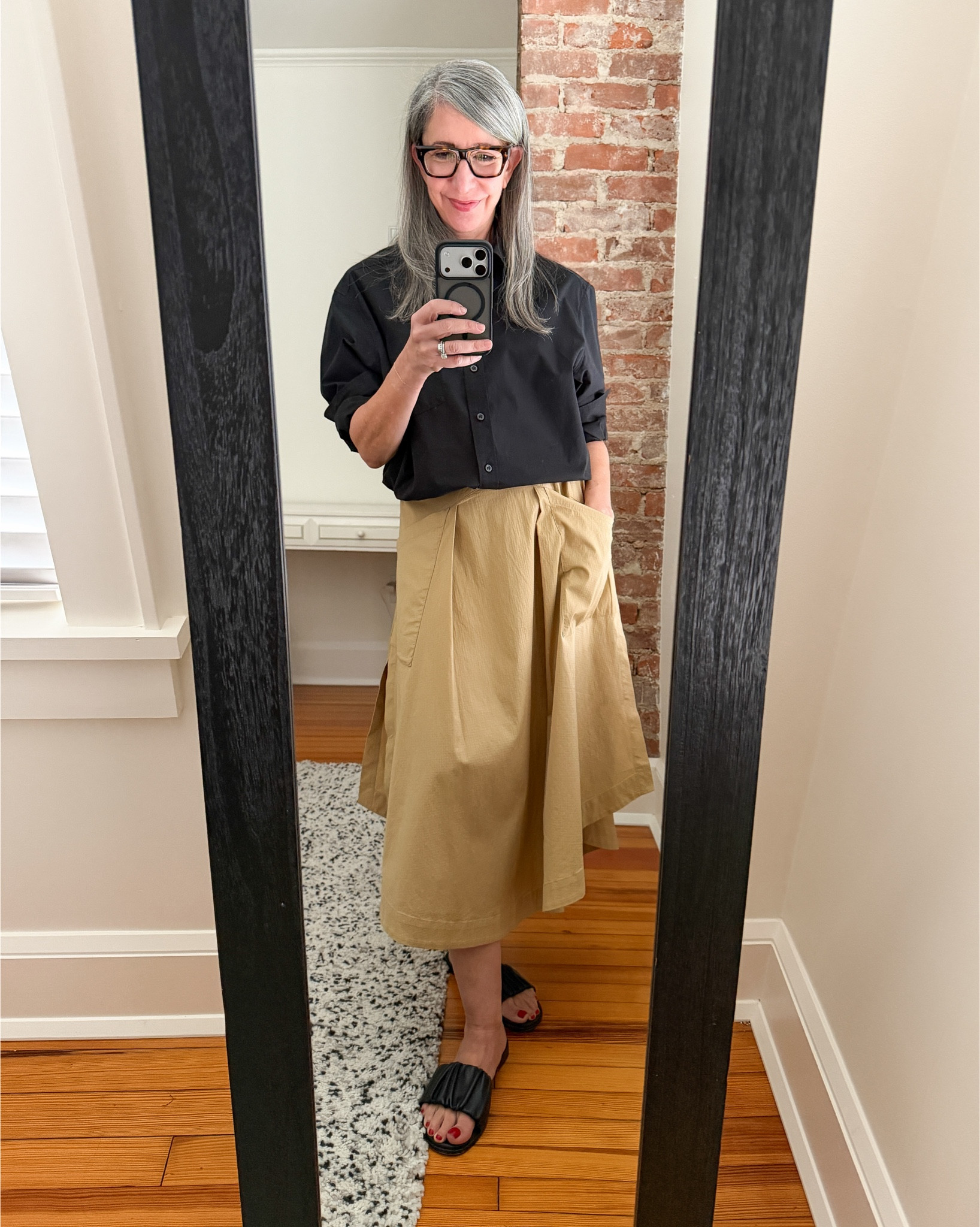 #ComfortableGirlSpring - the no-tuck tuck!

I'm almost always an untucked top person - it's just easier and feels more like me.

But sometimes an outfit really benefits from a cleaner, more defined waist.

The problem is that longer or bulkier tops don't always tuck well - especially with slimmer, pleated, or more structured bottoms.

This little stretch belt creates the look of a tuck without the bulk, so you
get that clean line while keeping everything comfortable.

Same ease, with a bit more polish!
.
.
.
.
#Over60Style #StyleOver60 #EverydayStyle #ModernStyle