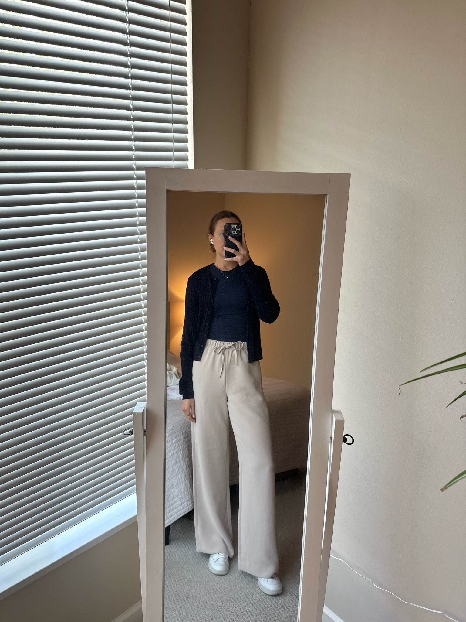 Simple and chic office outfit

Loving these Lodge pants for every occasion

#LTKootd #LTKWorkwear #LTKgrwm