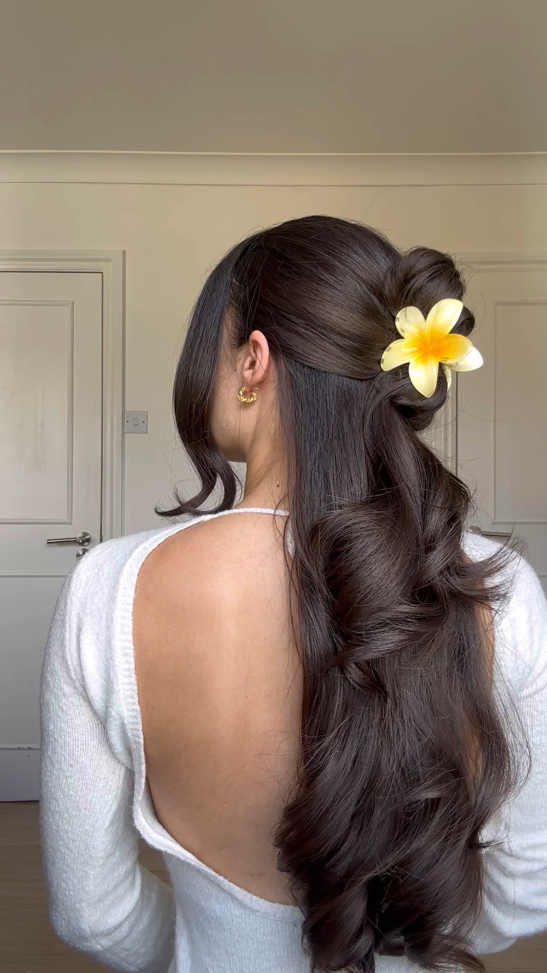 Love a flower claw clip for the summer! Try this hack to elevate your half pony hairstyle. 
