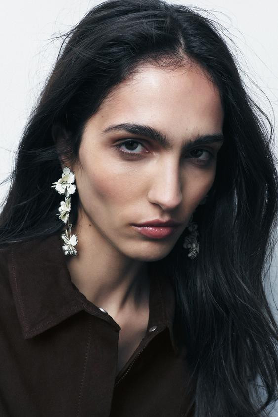 Metal dangle earrings in the shape of flowers, made from coloured resin. Finished with a contrast... | Zara UK