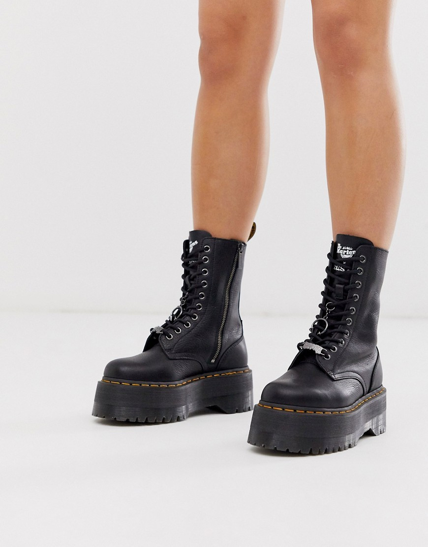 Dr Martens x Dolls Kill - Jadon Max - Enkellaarzen met plateauzool in zwart | ASOS (Global)